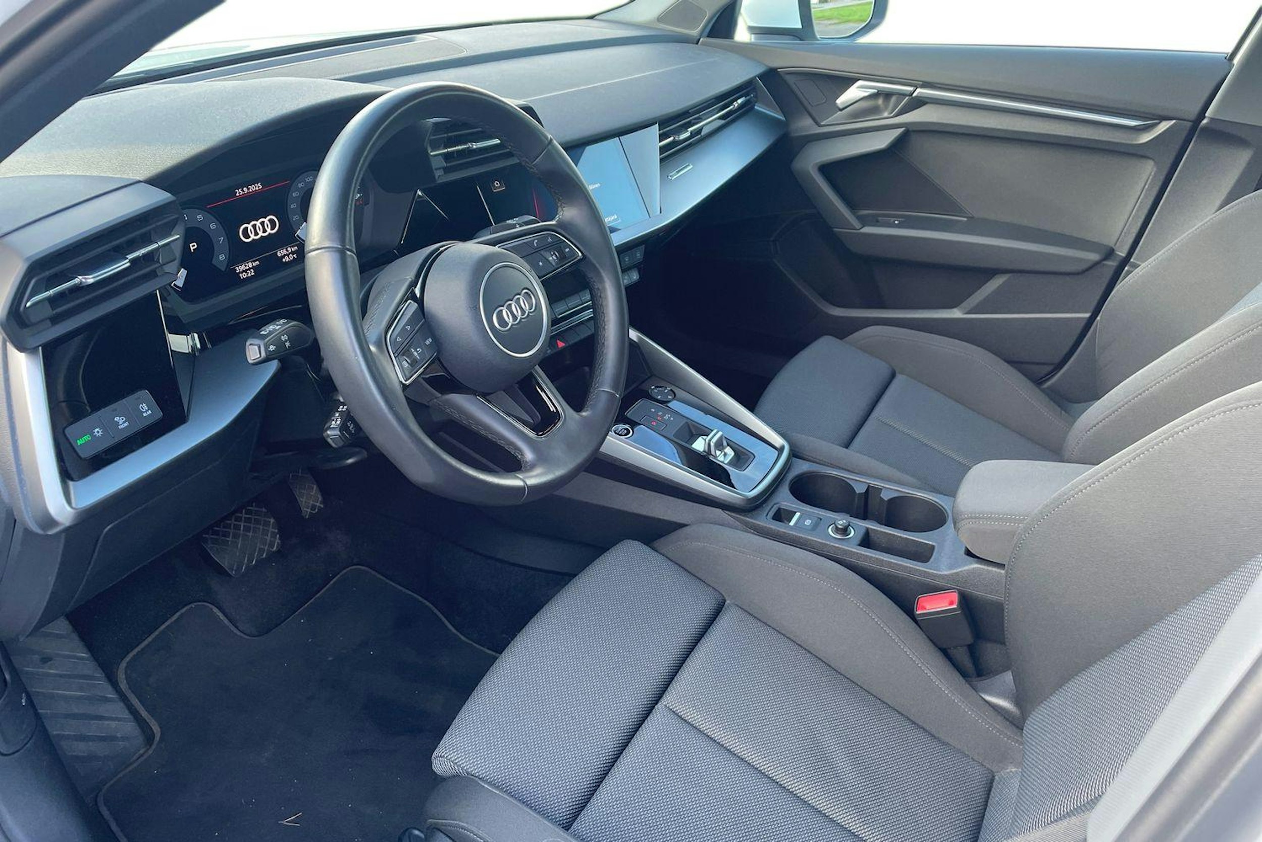 valkoinen Audi A3 2022 kuva 3.