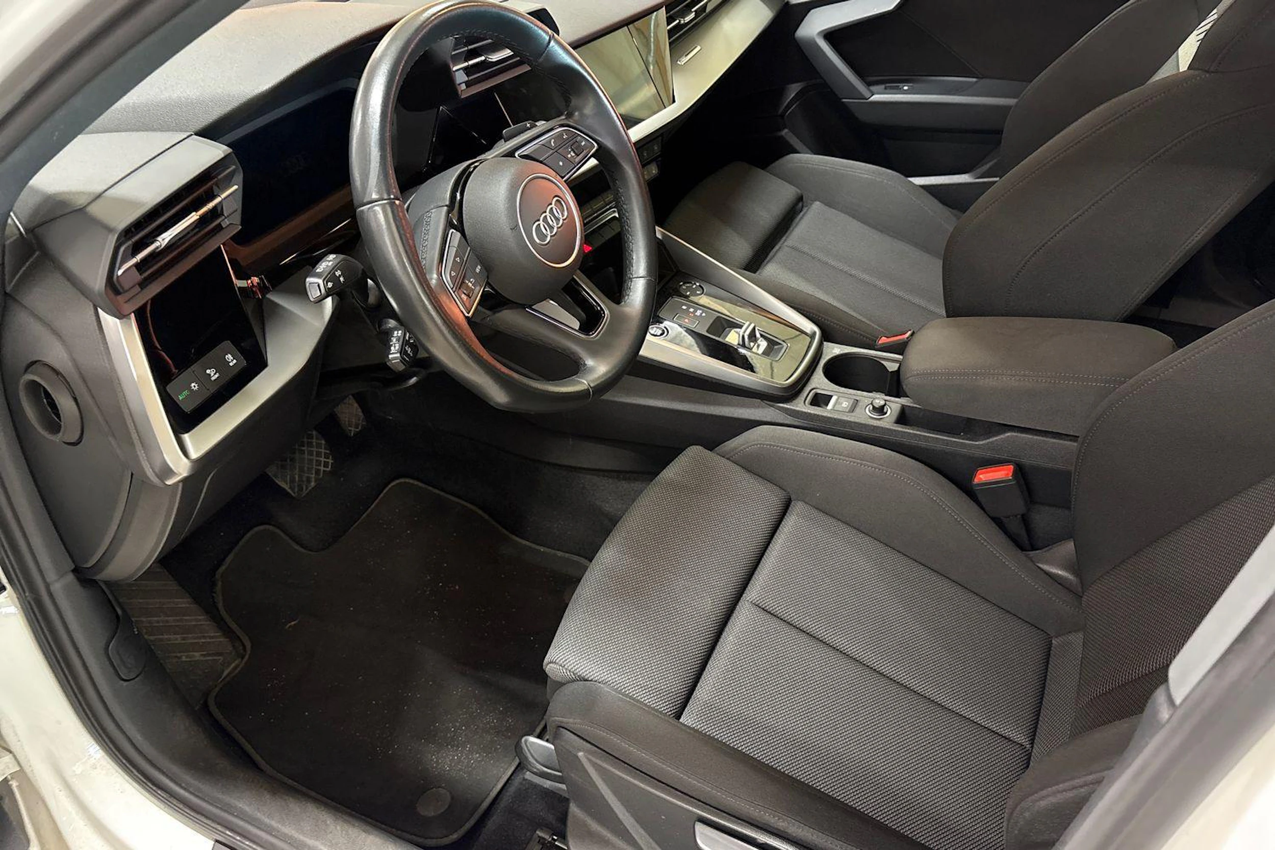valkoinen Audi A3 2022 kuva 3.