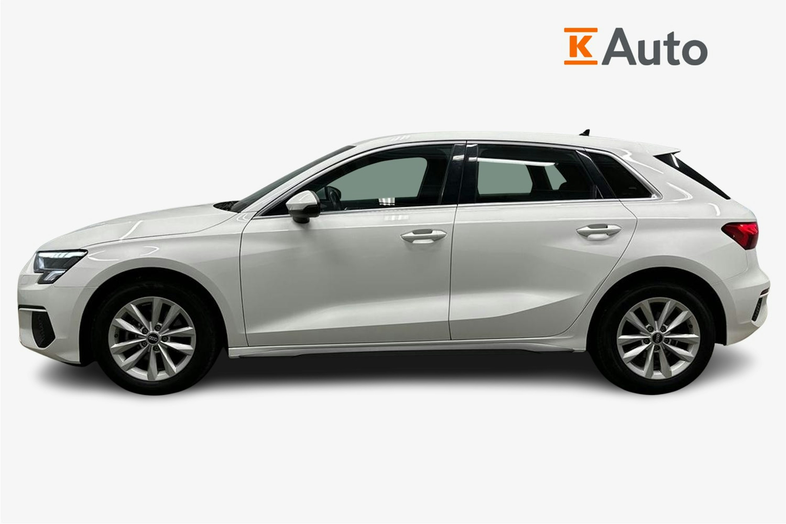 valkoinen Audi A3 2022 kuva 6.