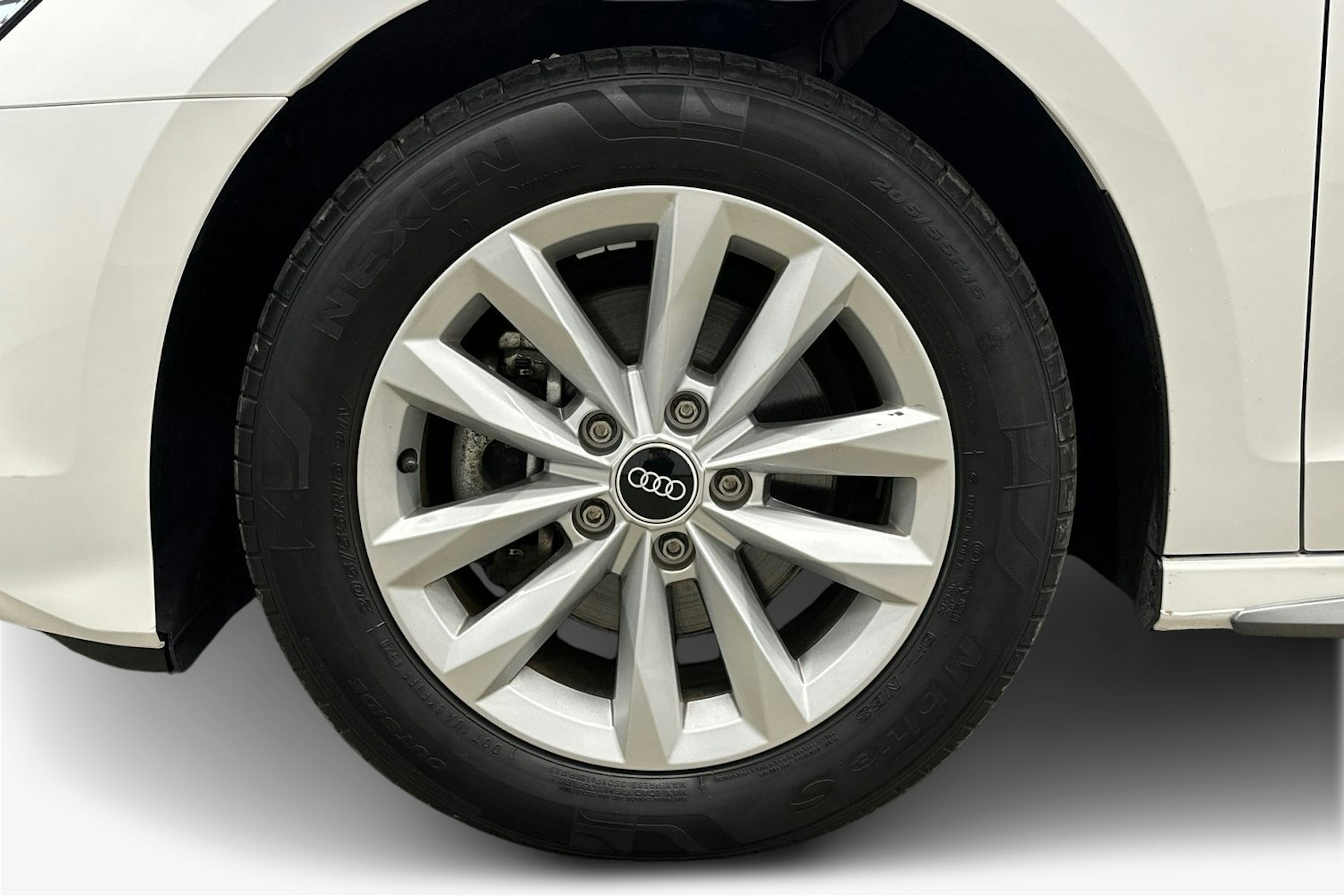 valkoinen Audi A3 2022 kuva 11.