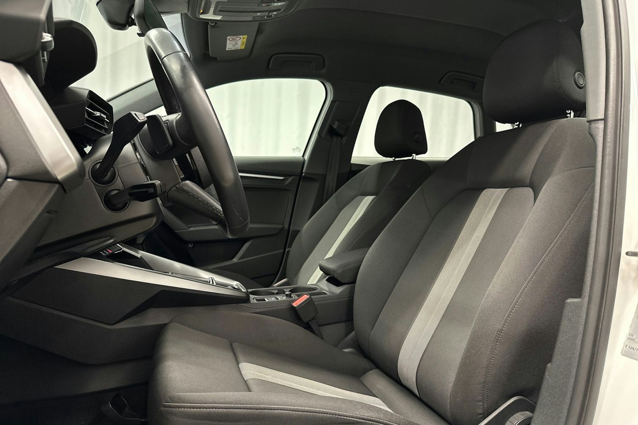 valkoinen Audi A3 2022 kuva 14.