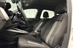 valkoinen Audi A3 2022 kuva 14.