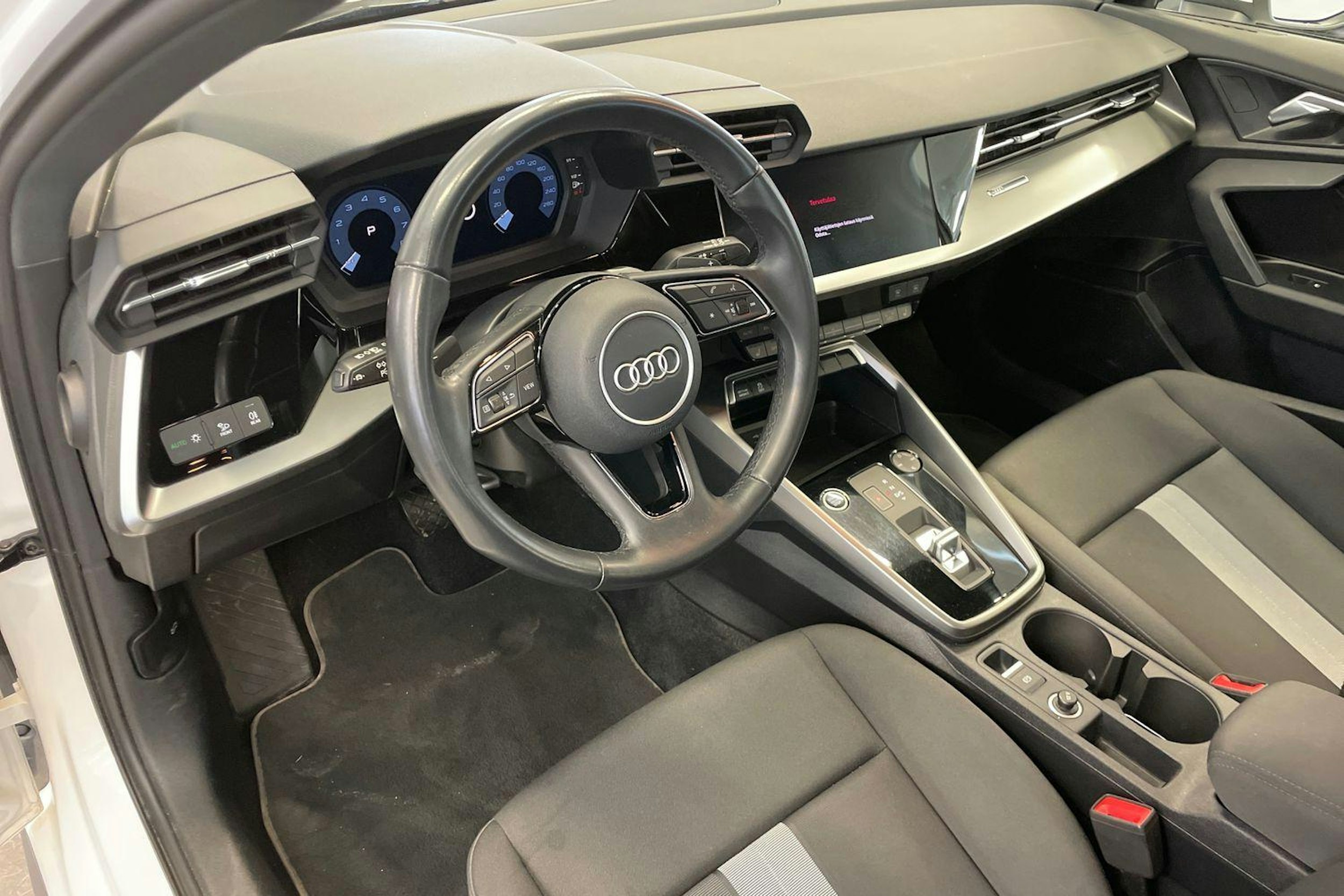 valkoinen Audi A3 2022 kuva 6.