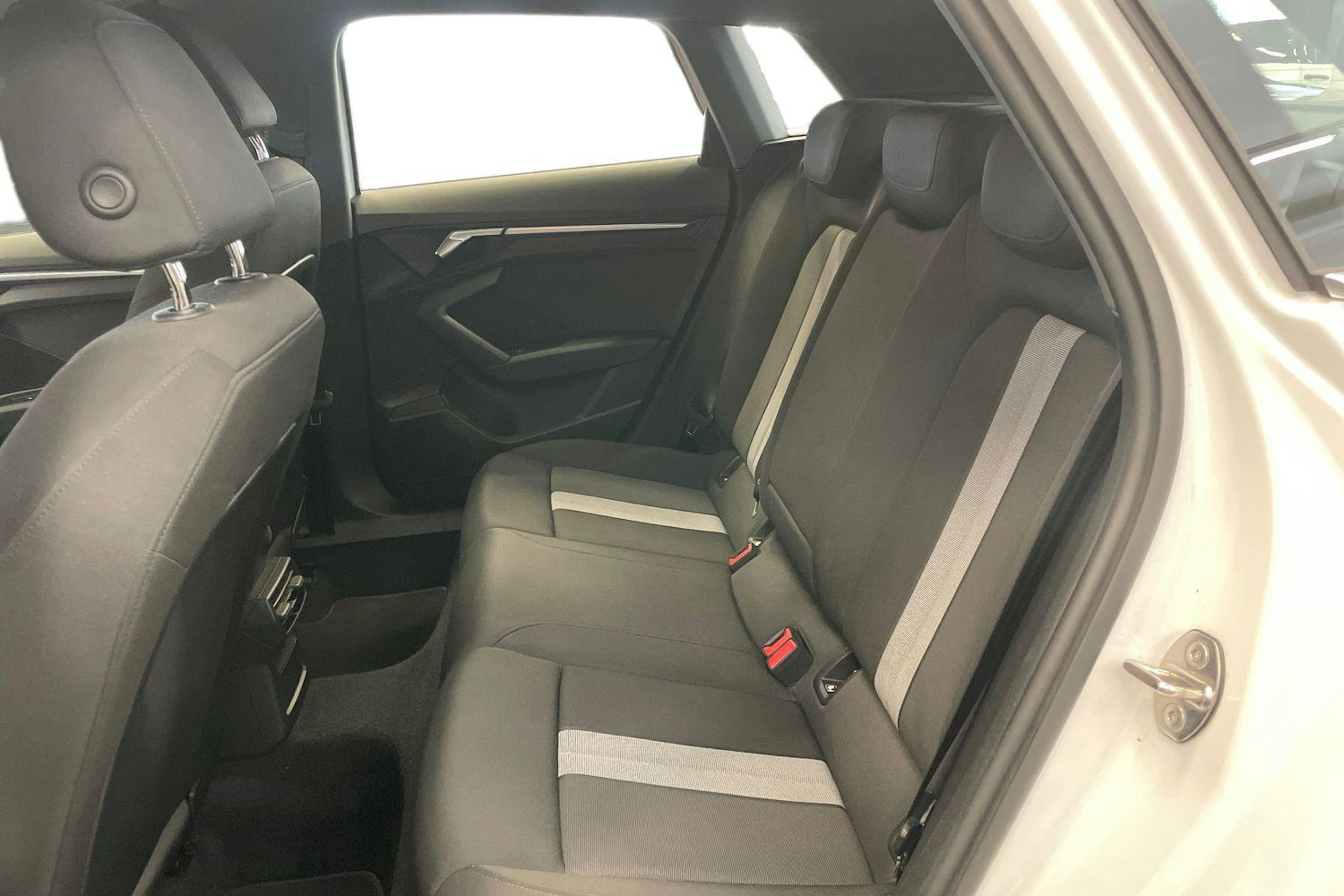 valkoinen Audi A3 2022 kuva 8.