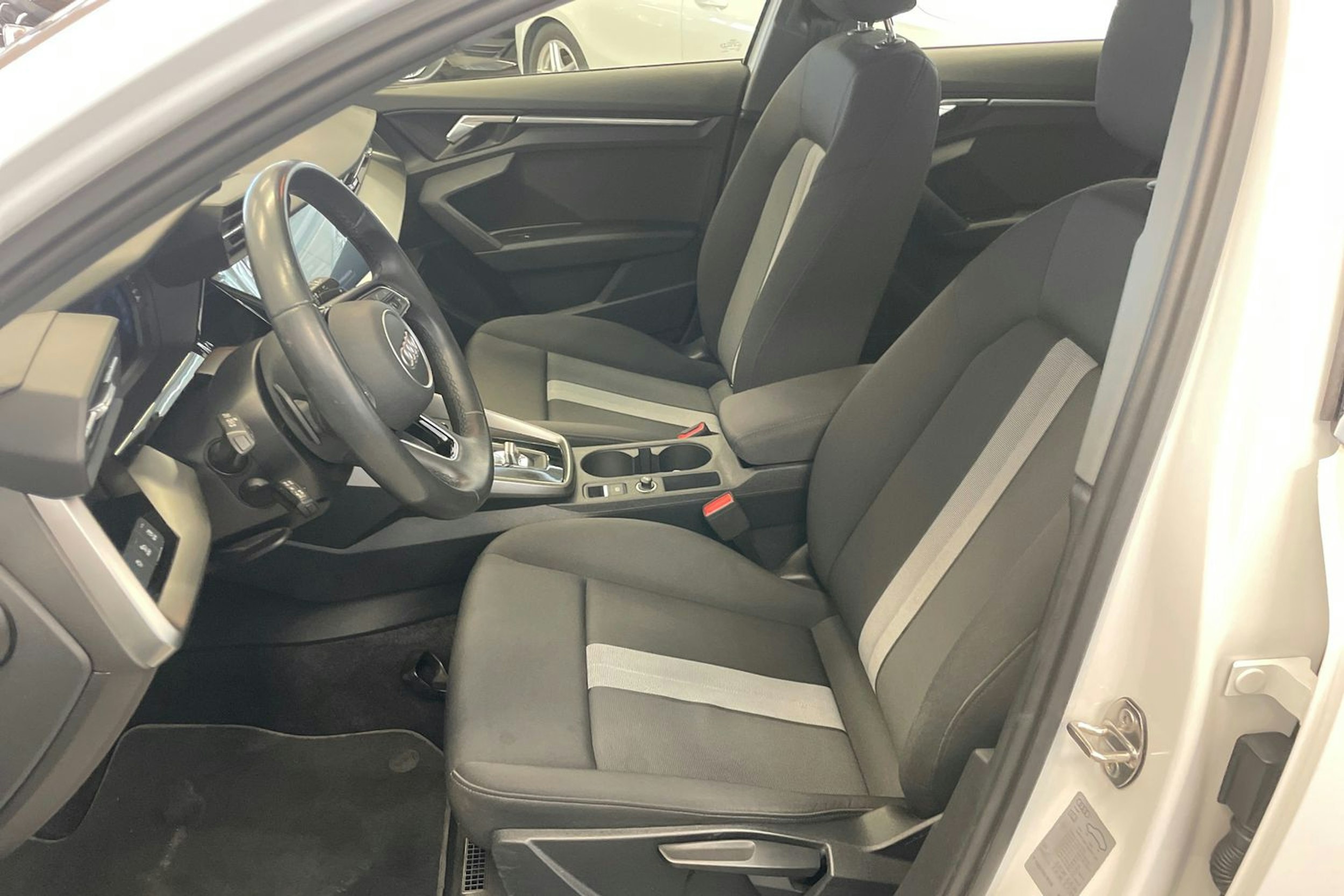 valkoinen Audi A3 2022 kuva 13.