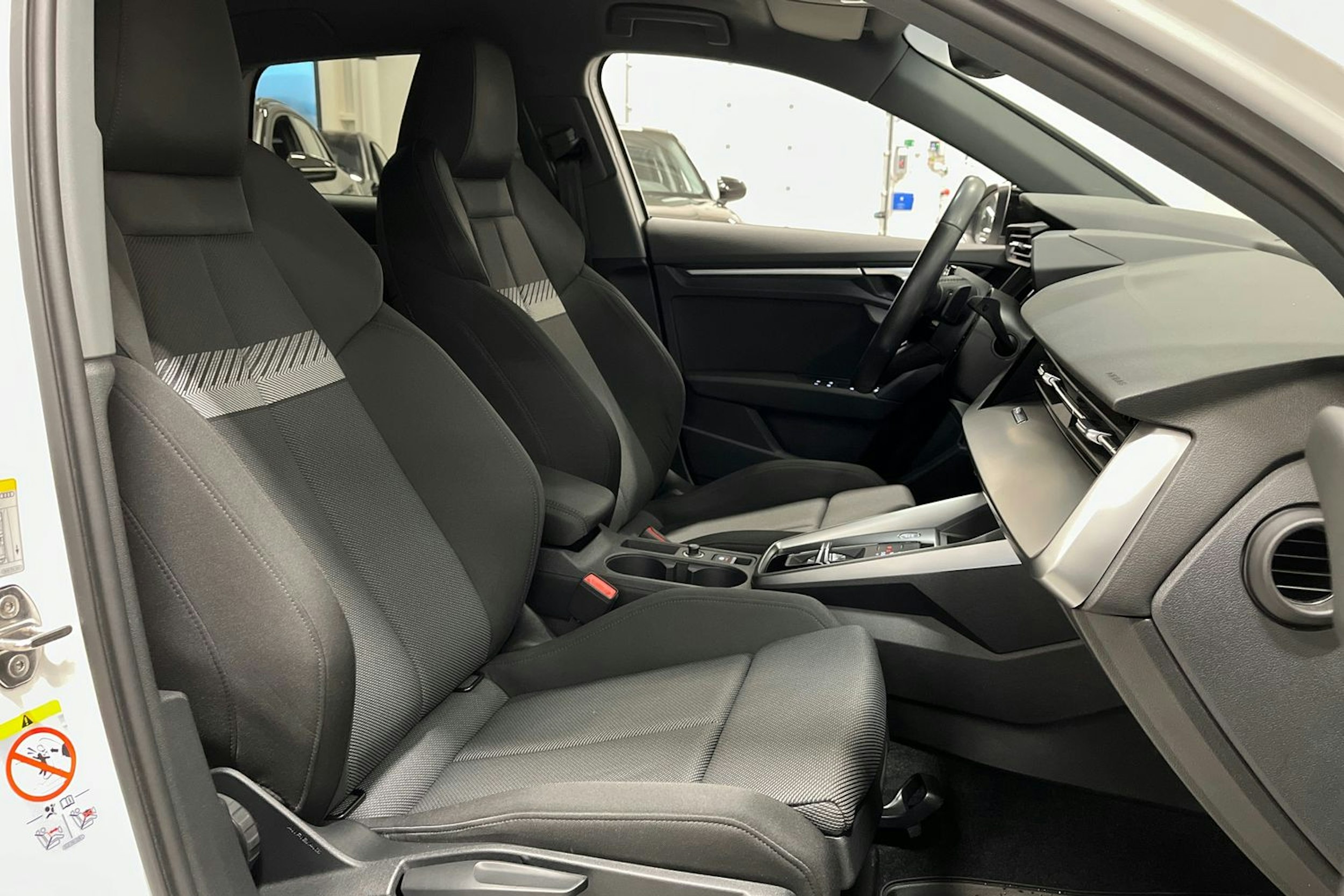 valkoinen Audi A3 2022 kuva 15.