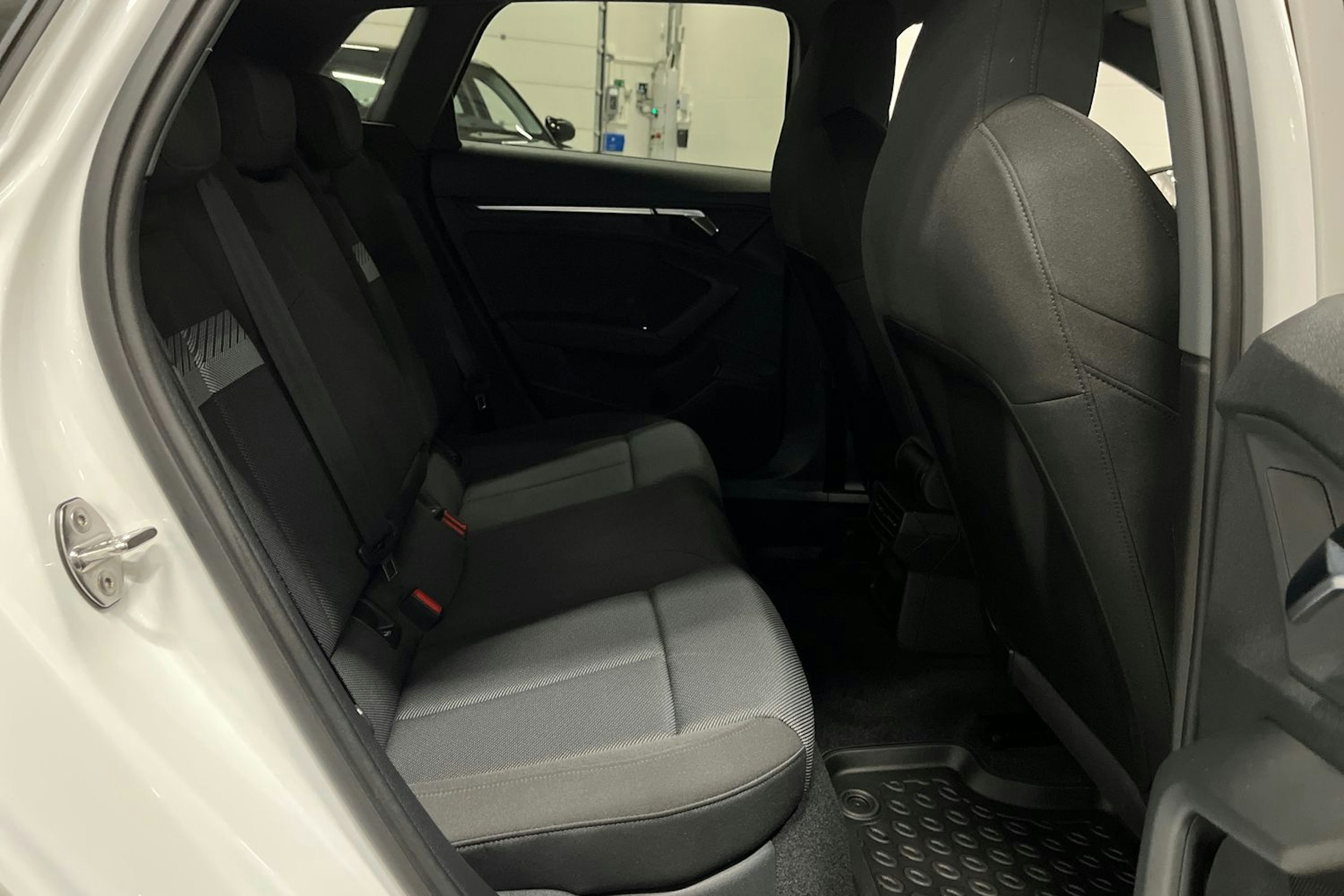 valkoinen Audi A3 2022 kuva 17.