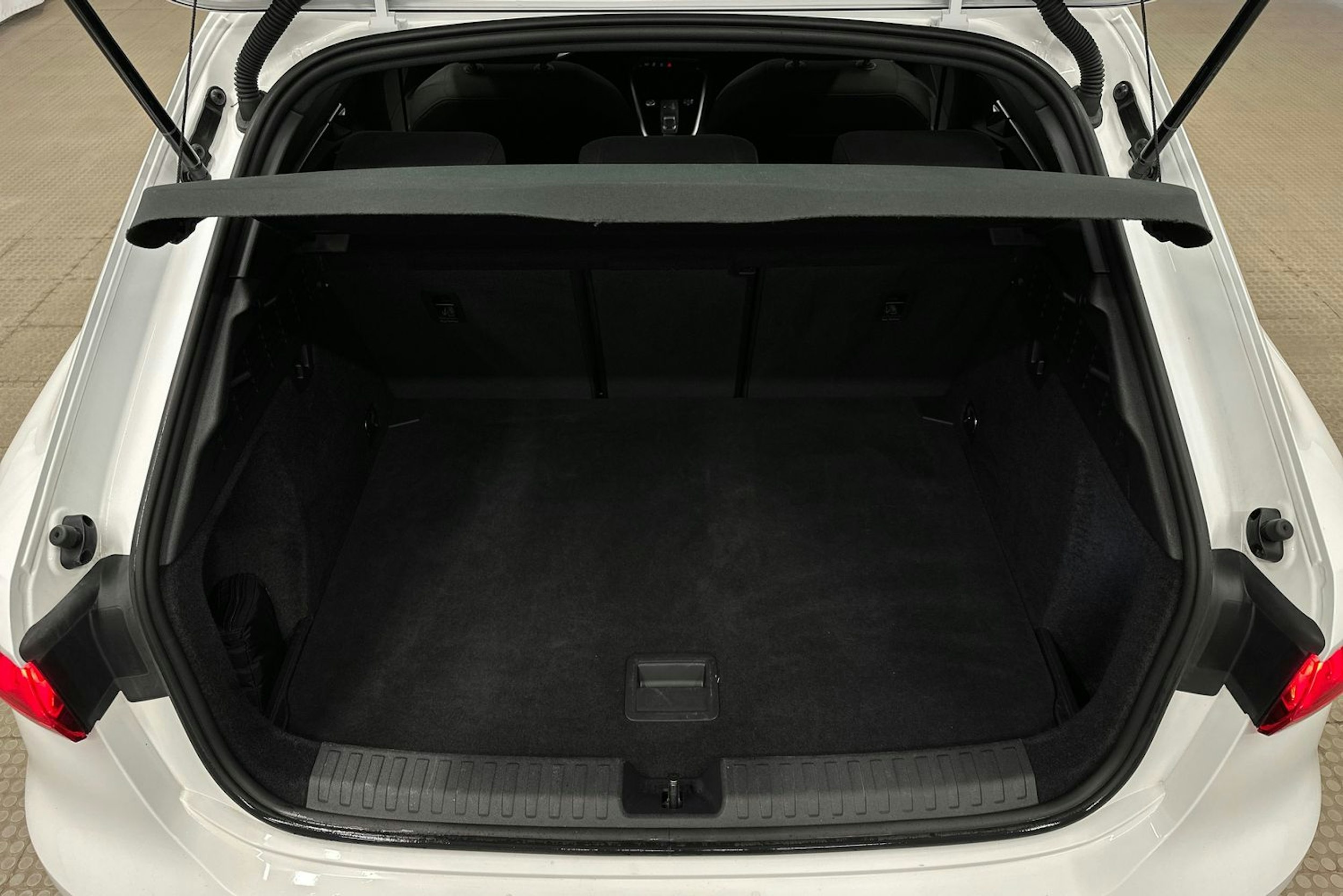 valkoinen Audi A3 2022 kuva 14.