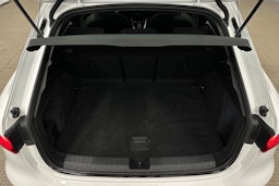 valkoinen Audi A3 2022 kuva 14.