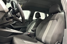 valkoinen Audi A3 2022 kuva 16.