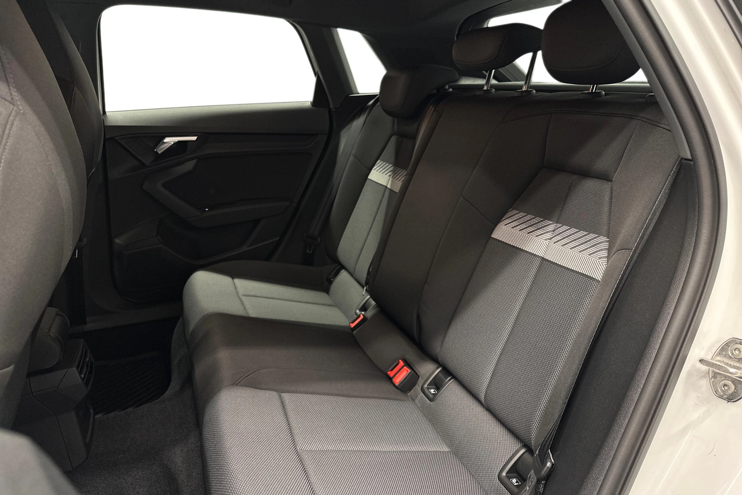 valkoinen Audi A3 2023 kuva 11.