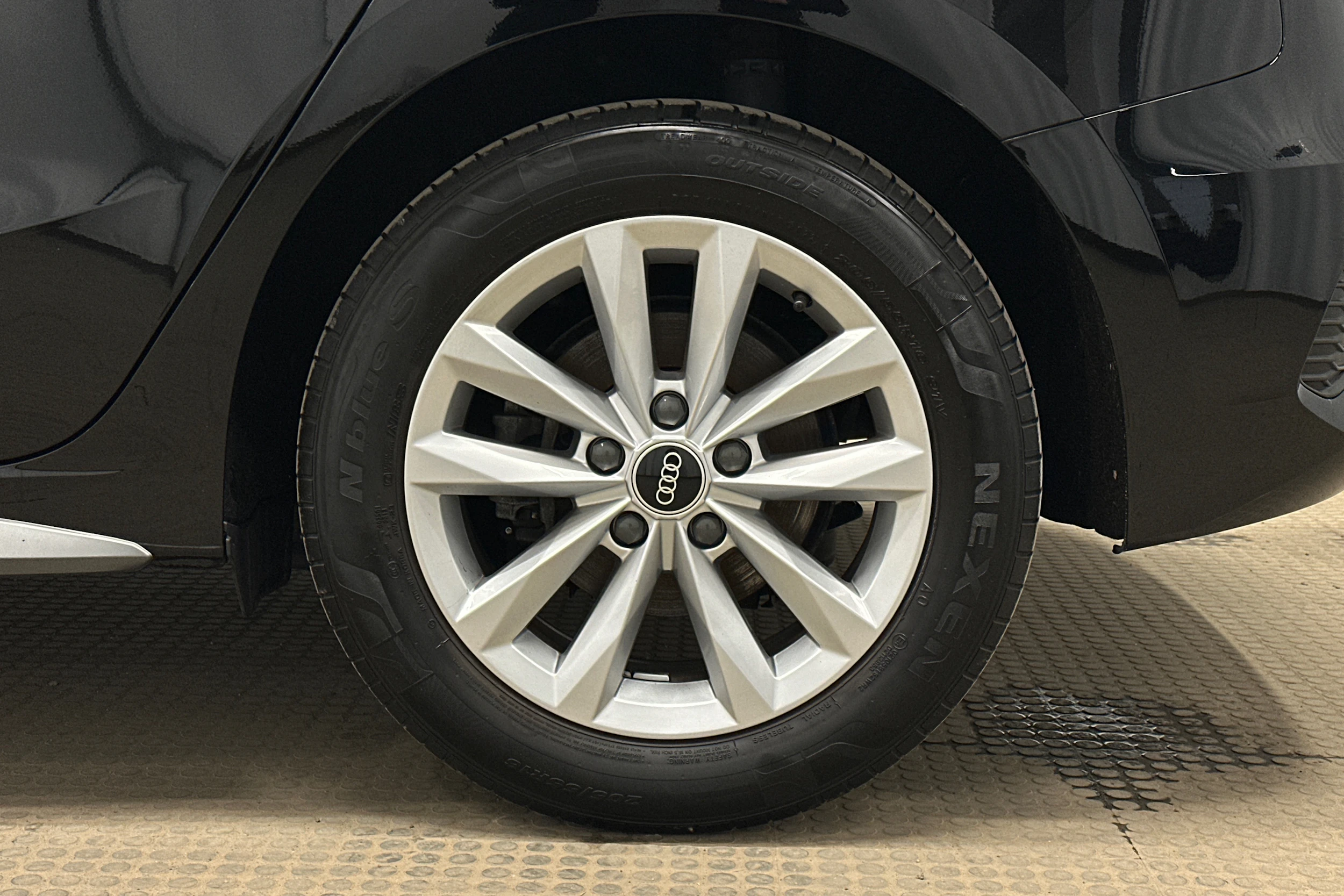 musta Audi A3 2023 kuva 13.