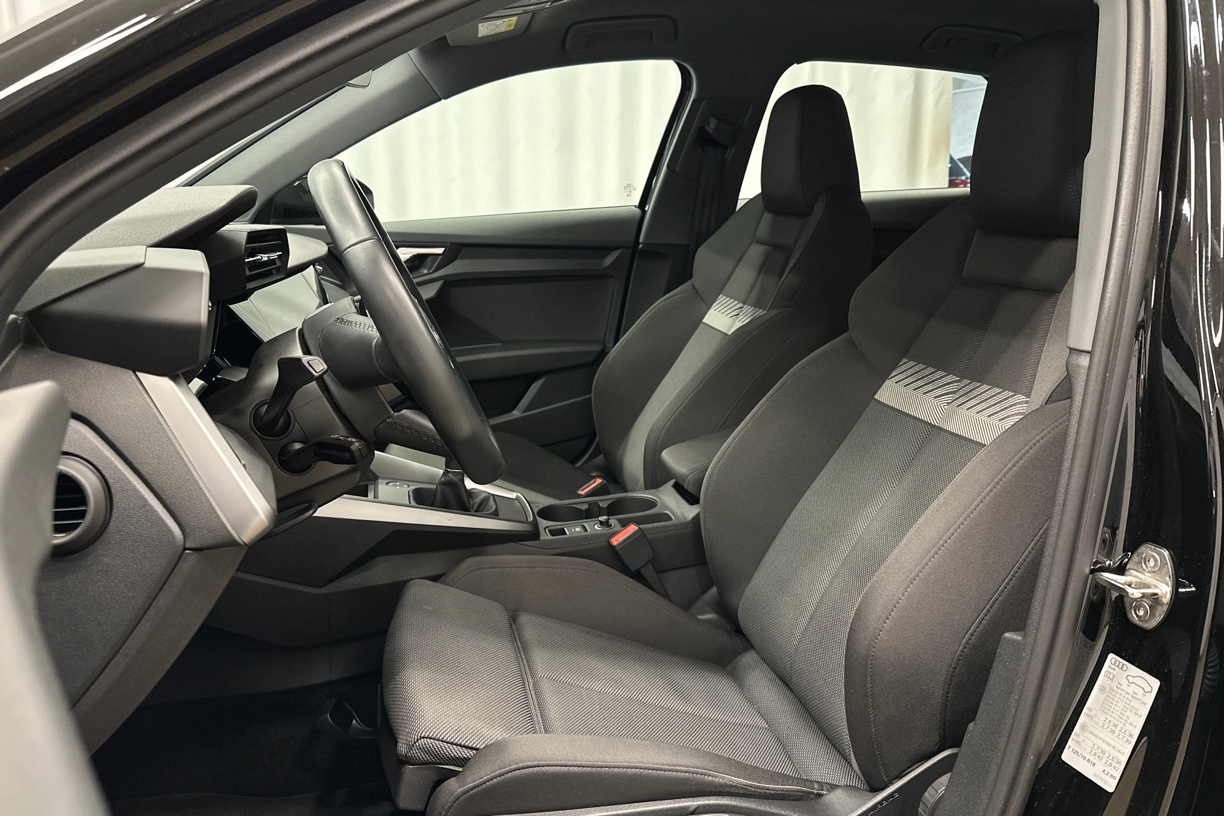 musta Audi A3 2023 kuva 16.