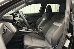 musta Audi A3 2023 kuva 16.