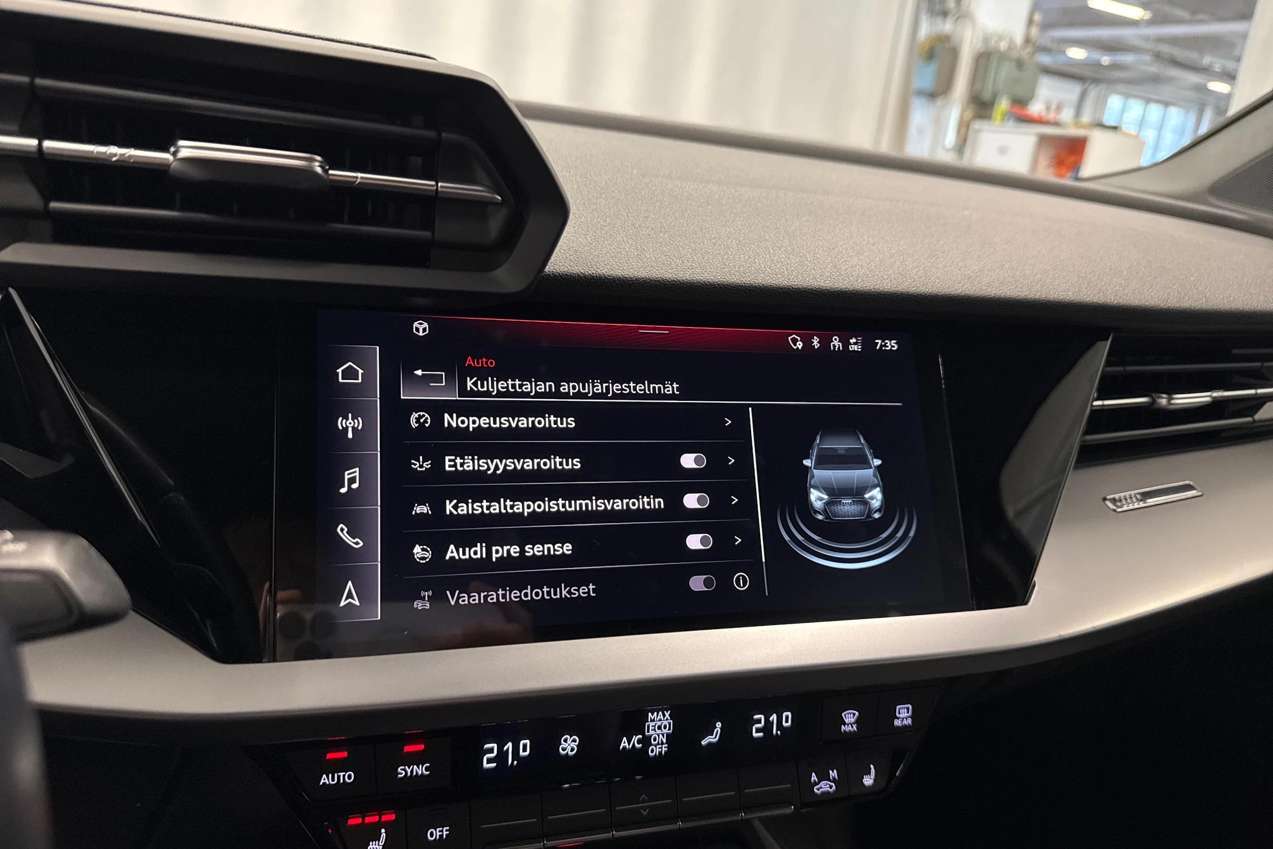 sininen Audi A3 2023 kuva 16.