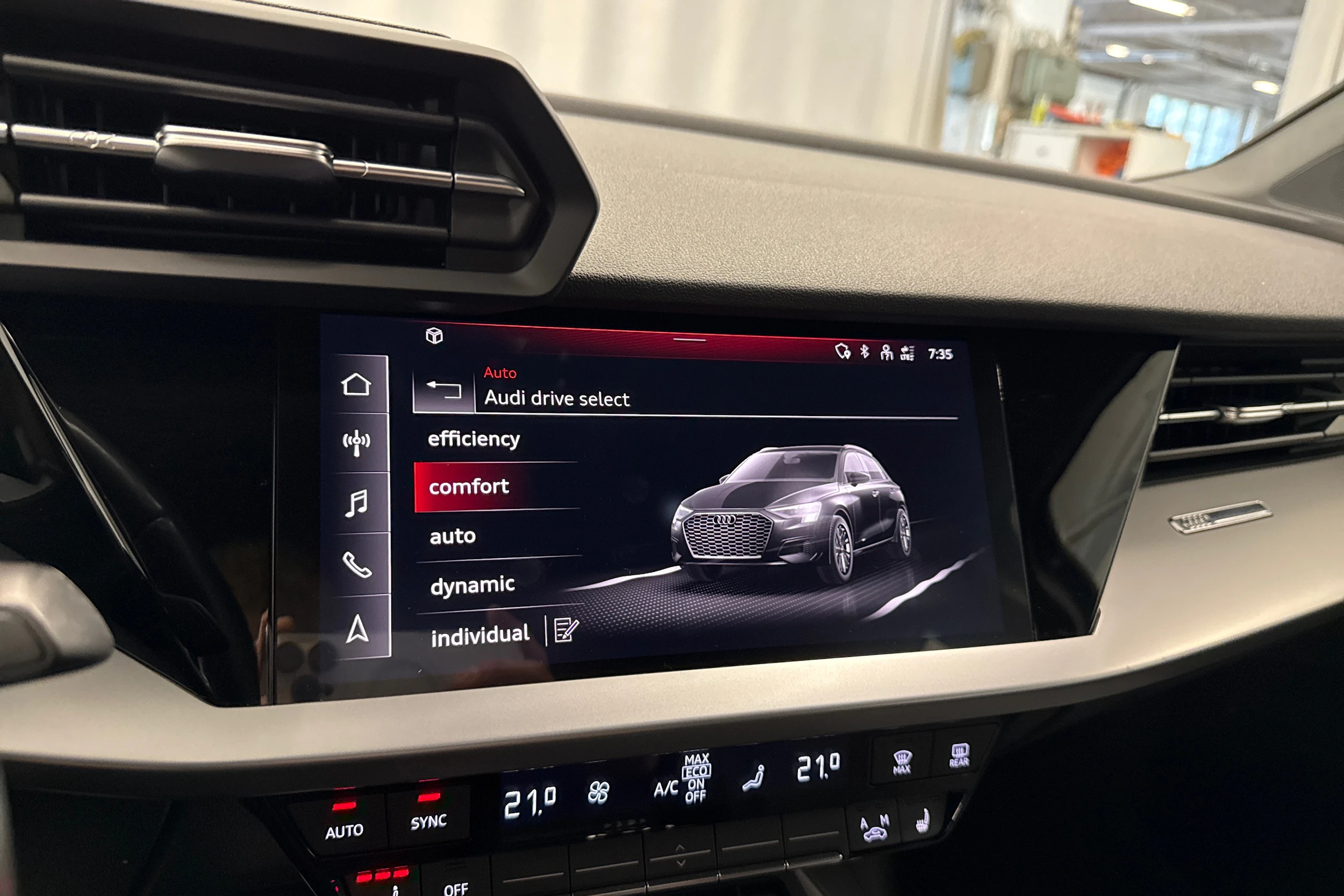 sininen Audi A3 2023 kuva 17.