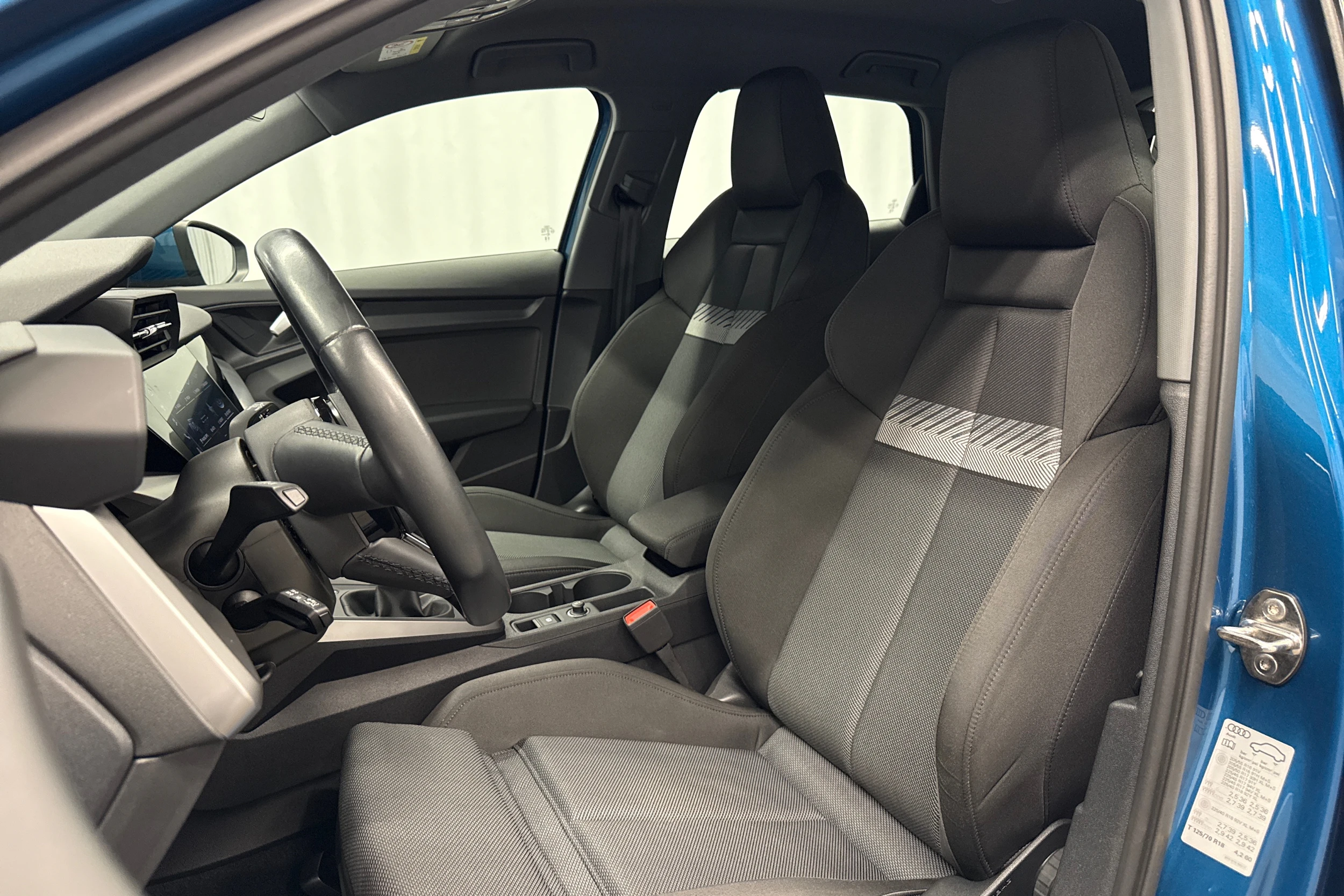 sininen Audi A3 2023 kuva 22.