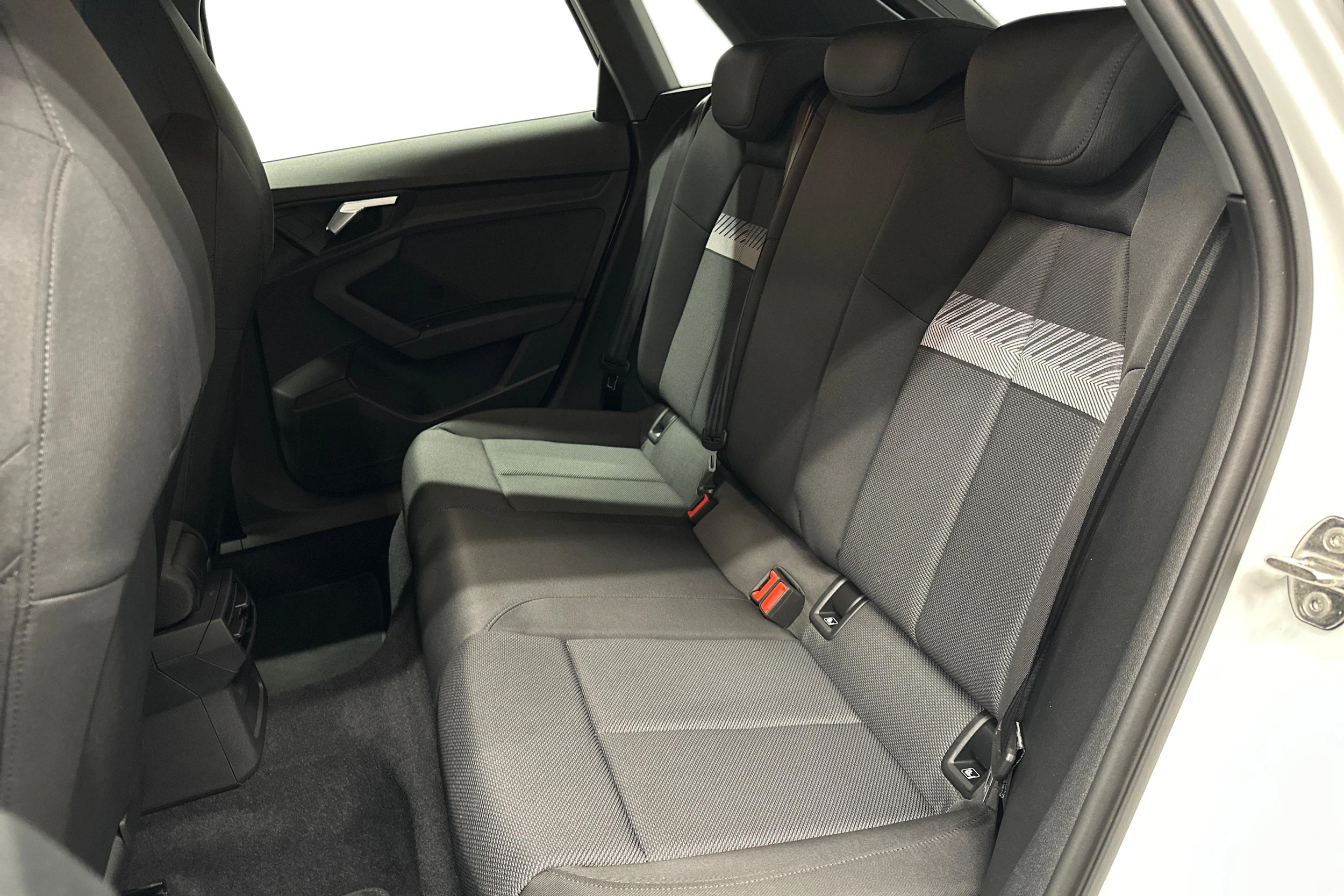 valkoinen Audi A3 2023 kuva 8.