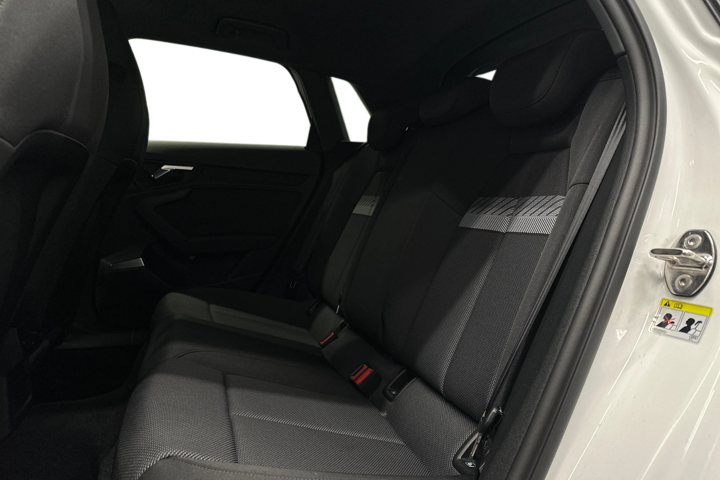 valkoinen Audi A3 2023 kuva 11.