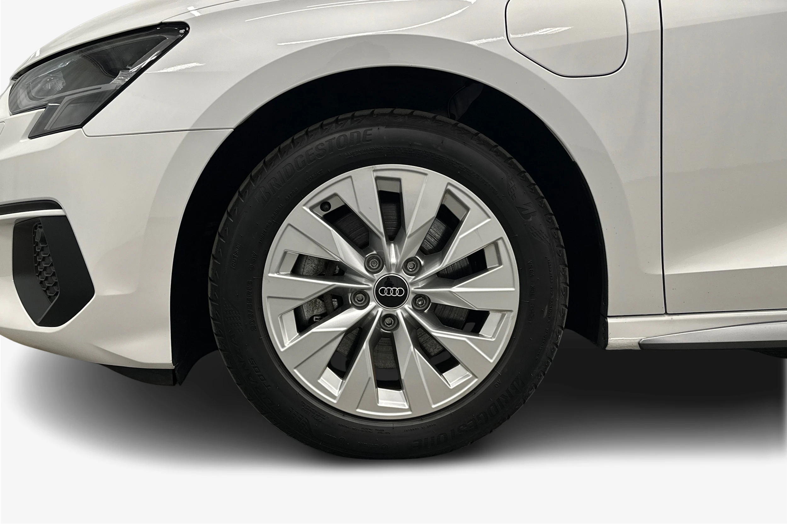 valkoinen Audi A3 2023 kuva 12.
