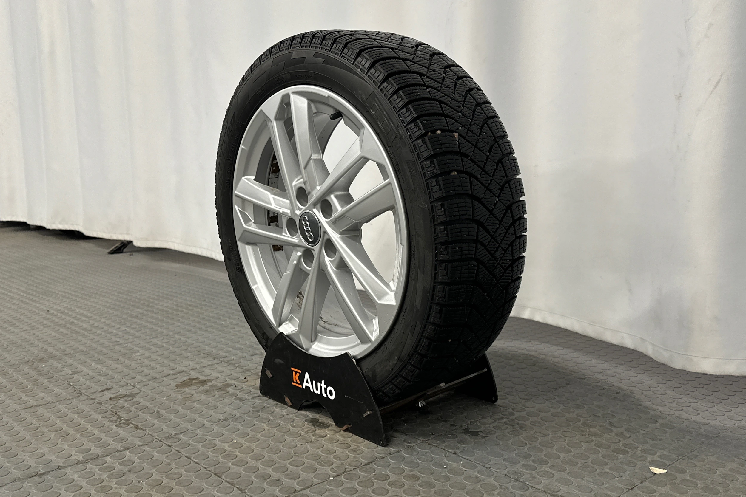 valkoinen Audi A3 2023 kuva 13.