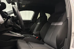 valkoinen Audi A3 2023 kuva 16.