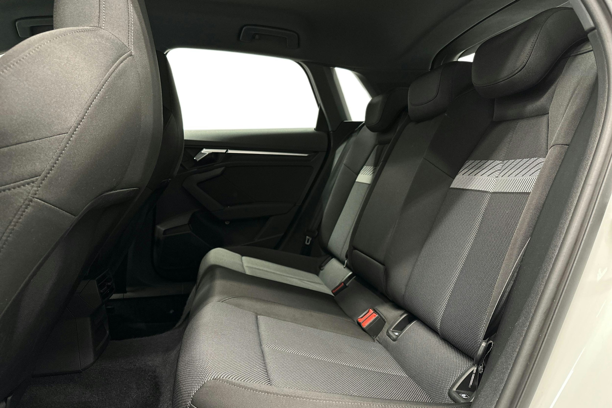 valkoinen Audi A3 2023 kuva 10.