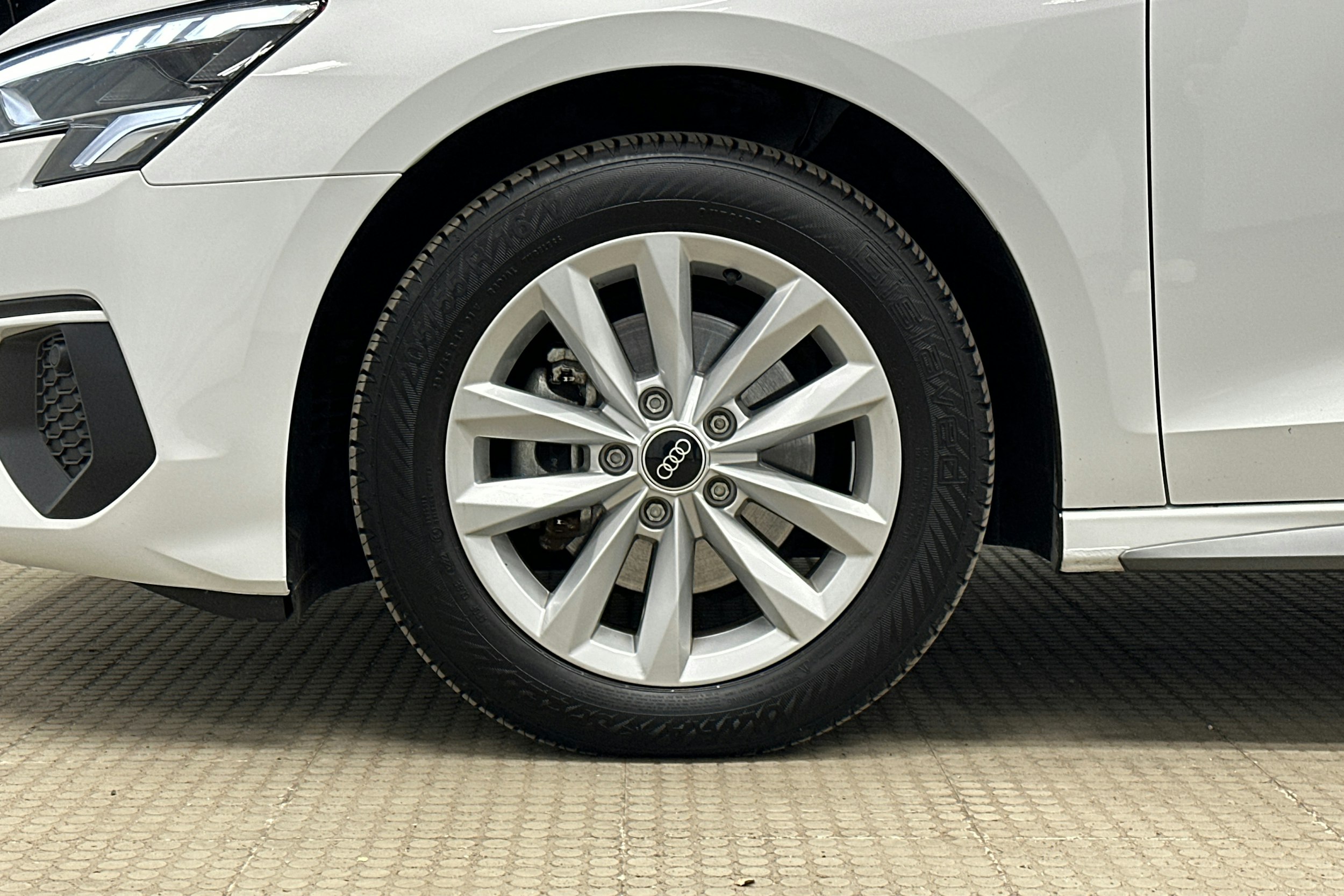 valkoinen Audi A3 2023 kuva 11.