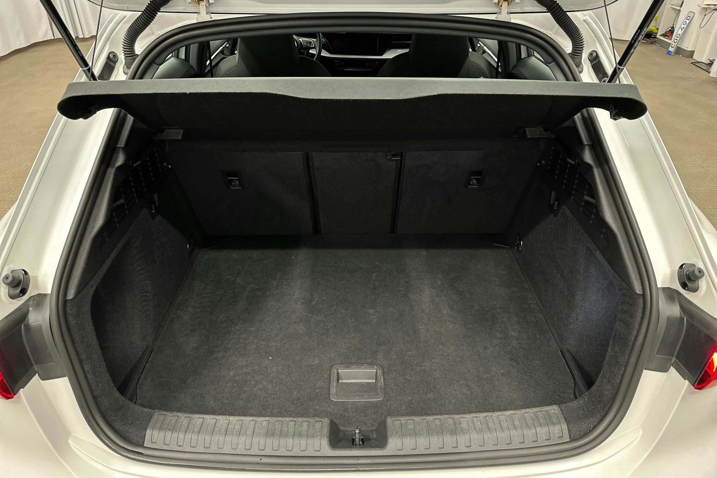 valkoinen Audi A3 2023 kuva 14.