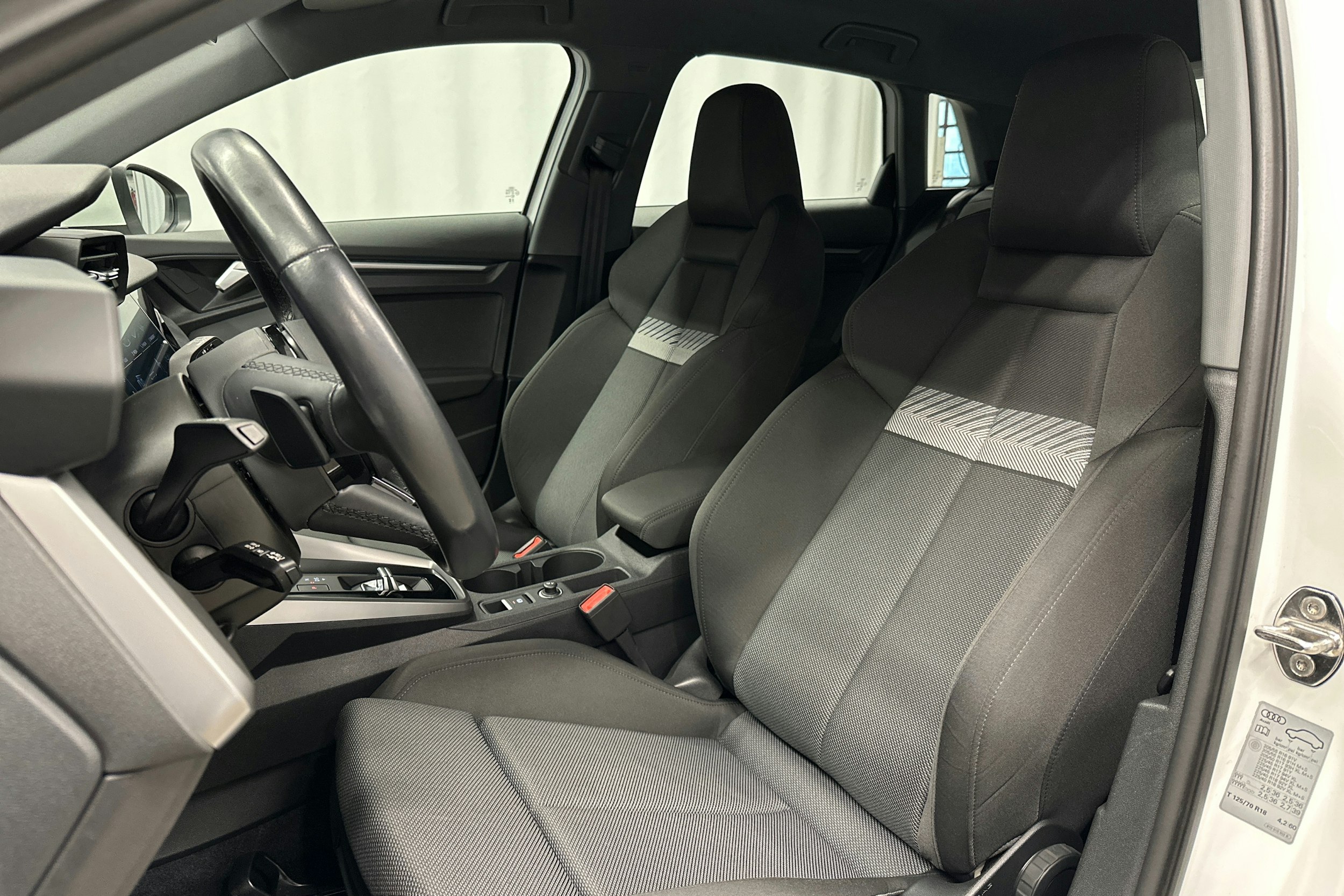 valkoinen Audi A3 2023 kuva 15.