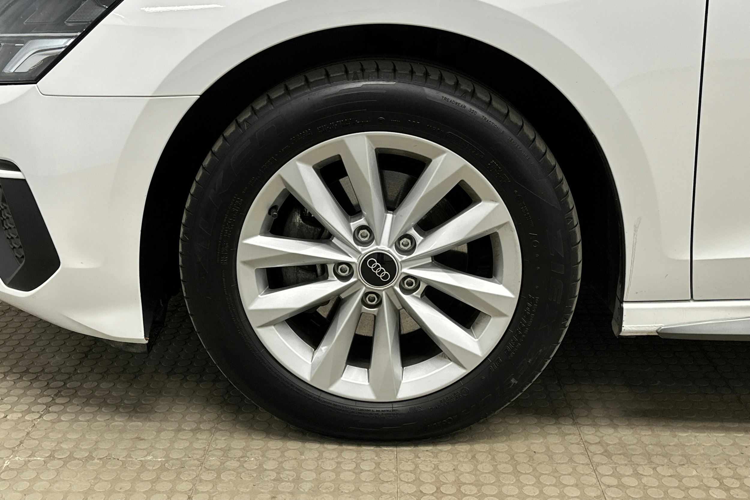 valkoinen Audi A3 2023 kuva 11.