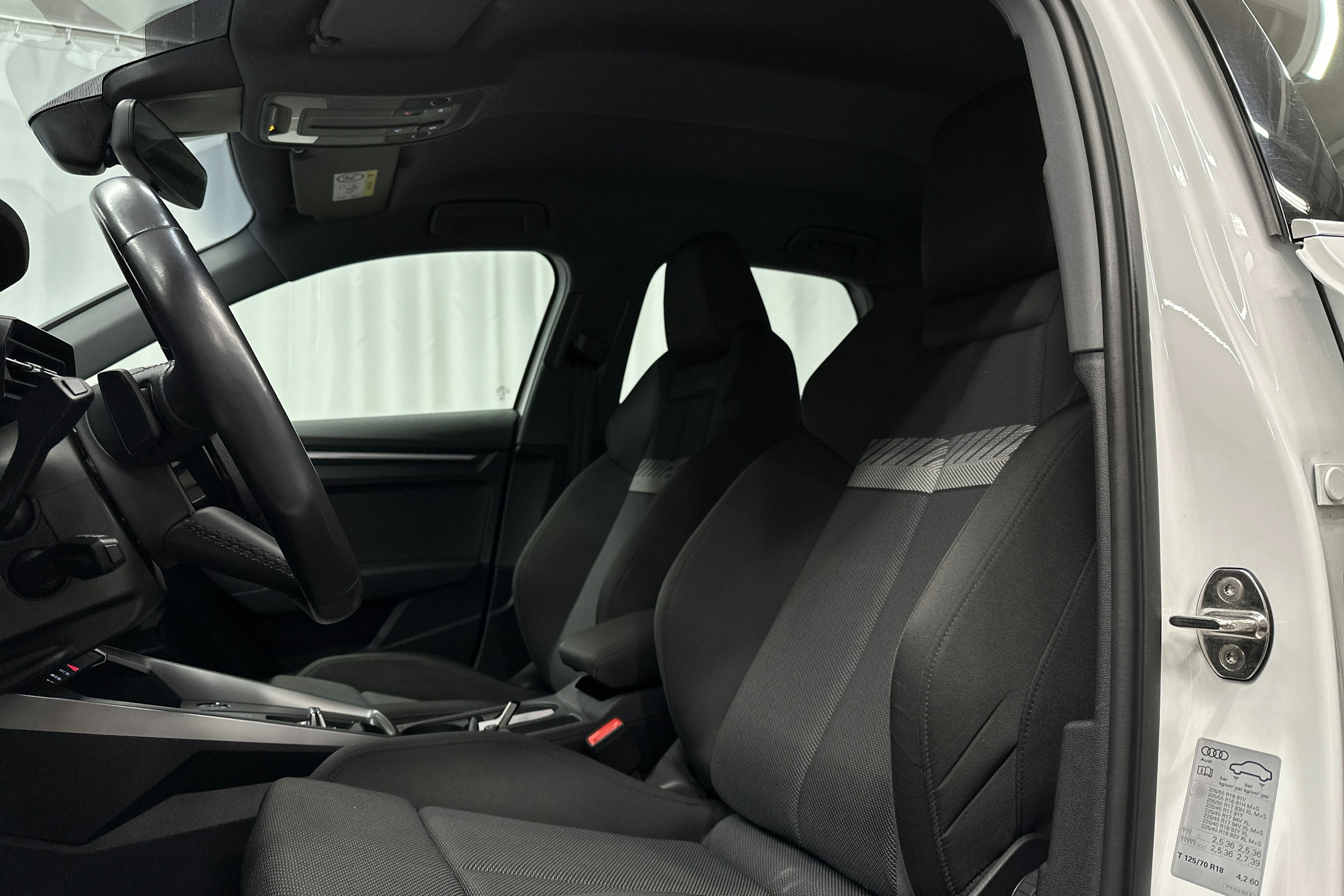 valkoinen Audi A3 2023 kuva 17.