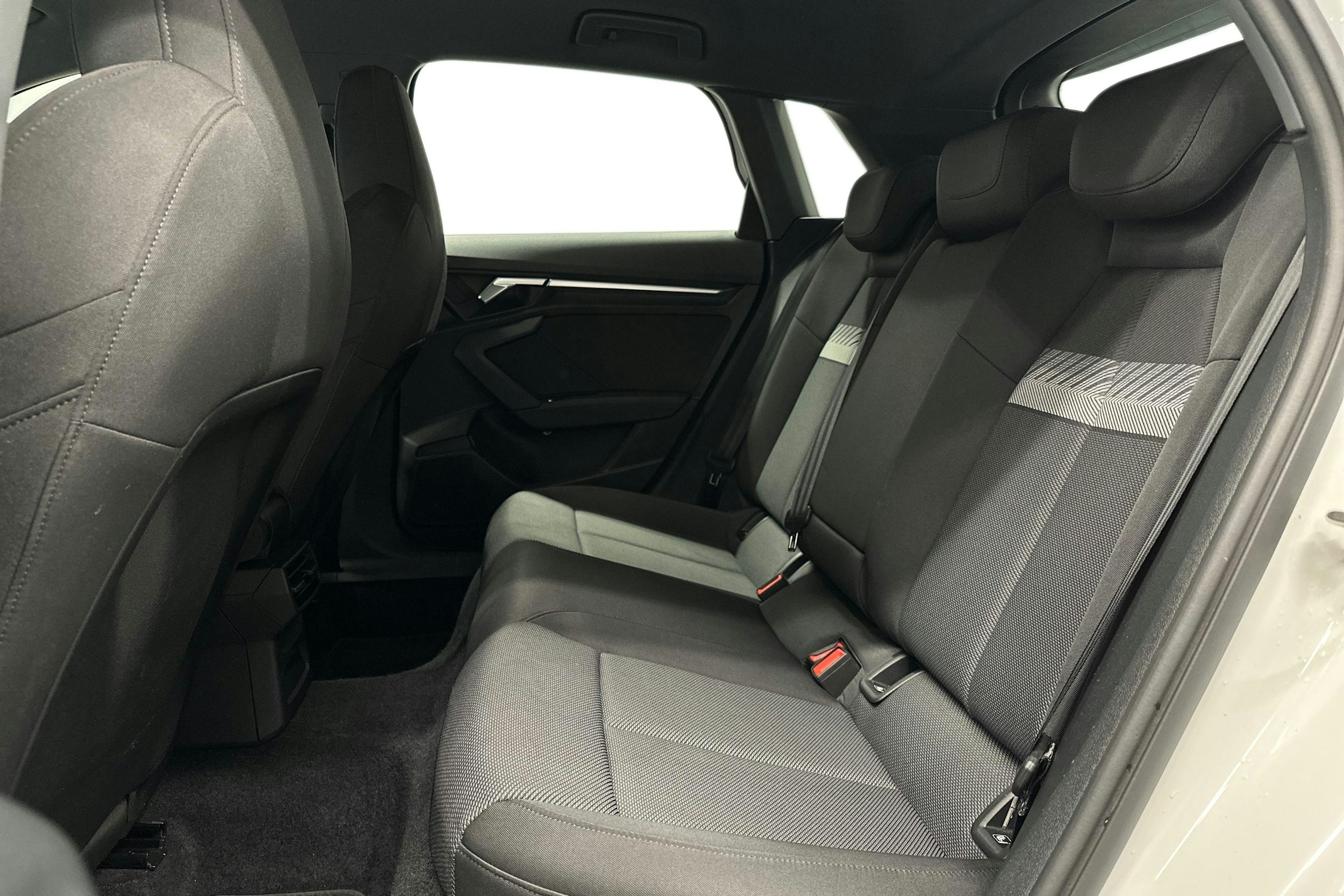 valkoinen Audi A3 2023 kuva 10.