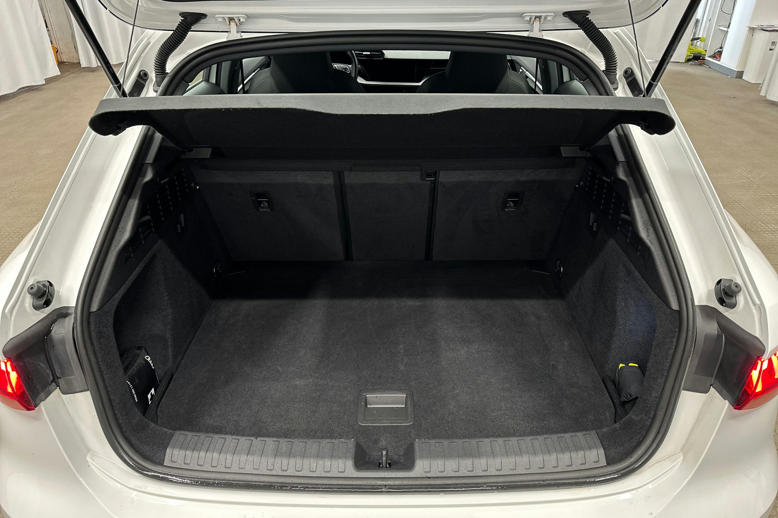 valkoinen Audi A3 2023 kuva 14.