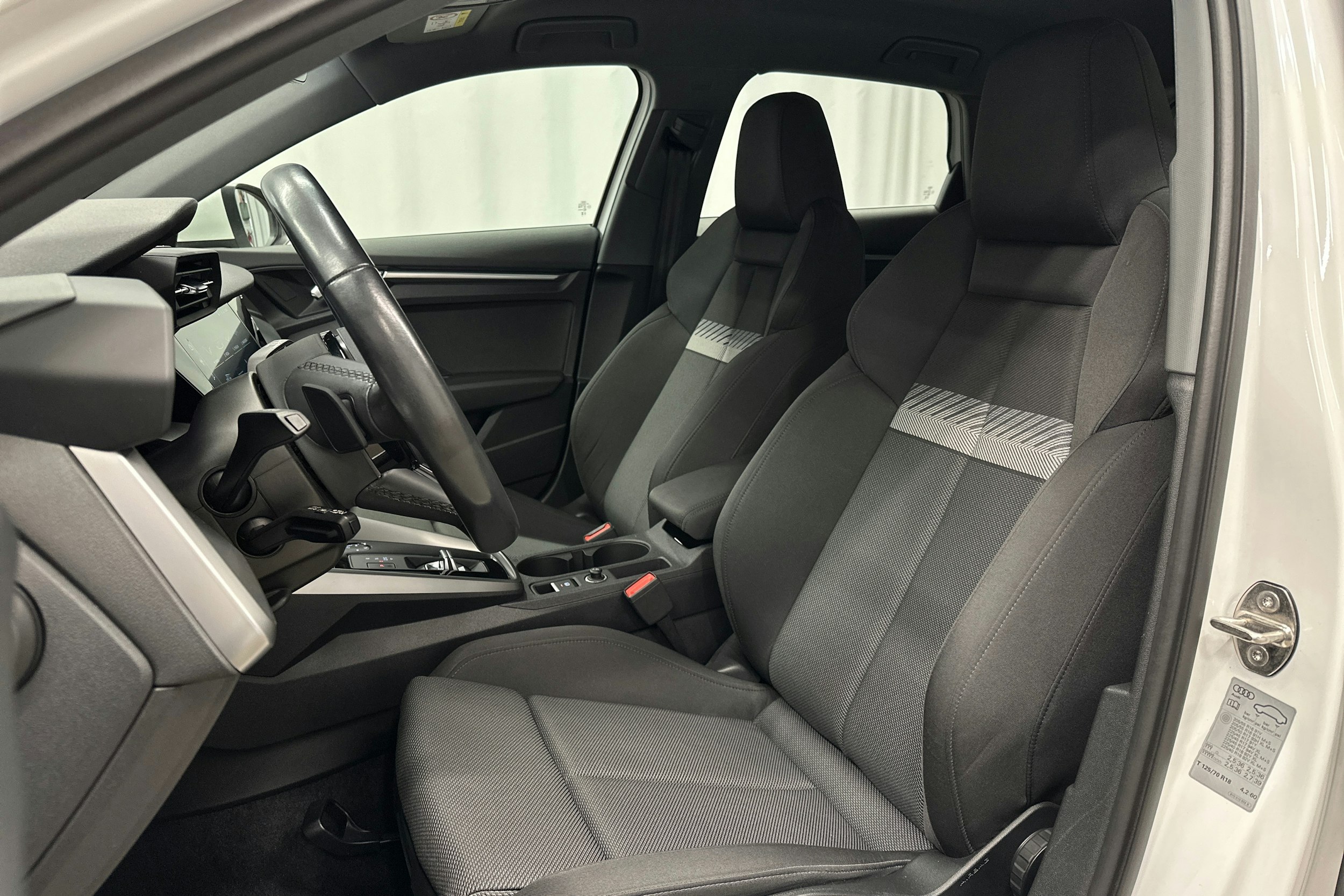 valkoinen Audi A3 2023 kuva 15.