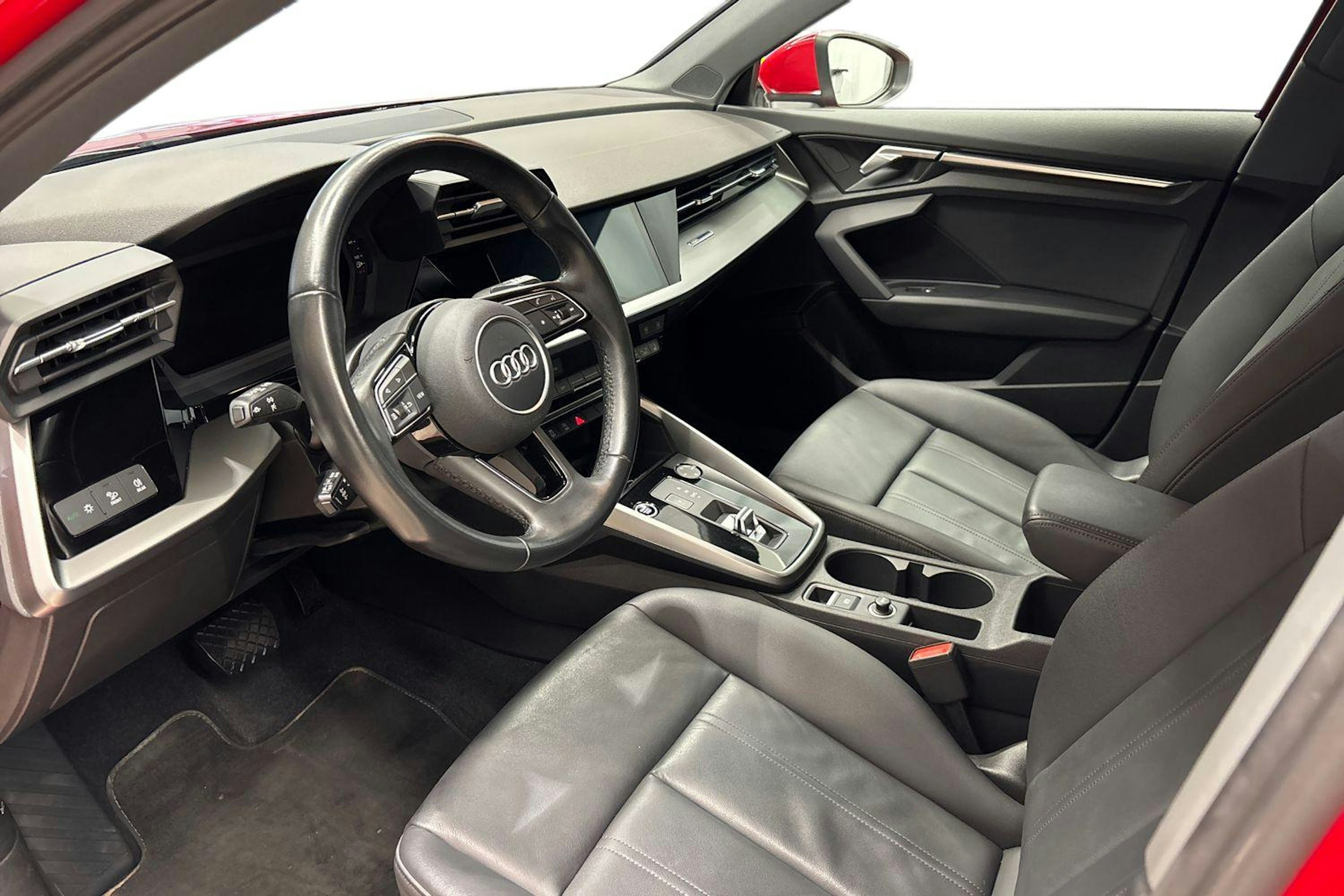 Punainen Audi A3 2023 kuva 7.
