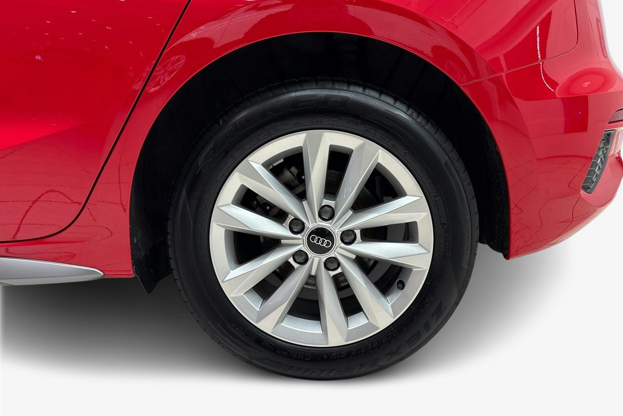 Punainen Audi A3 2023 kuva 11.