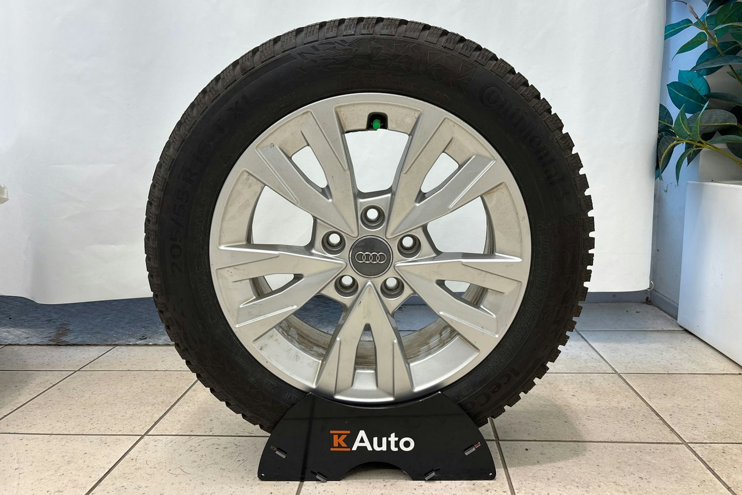 Punainen Audi A3 2023 kuva 14.