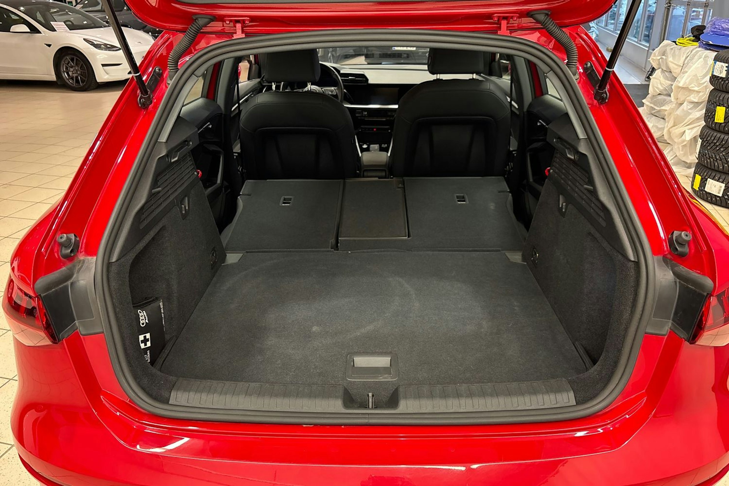 Punainen Audi A3 2023 kuva 16.