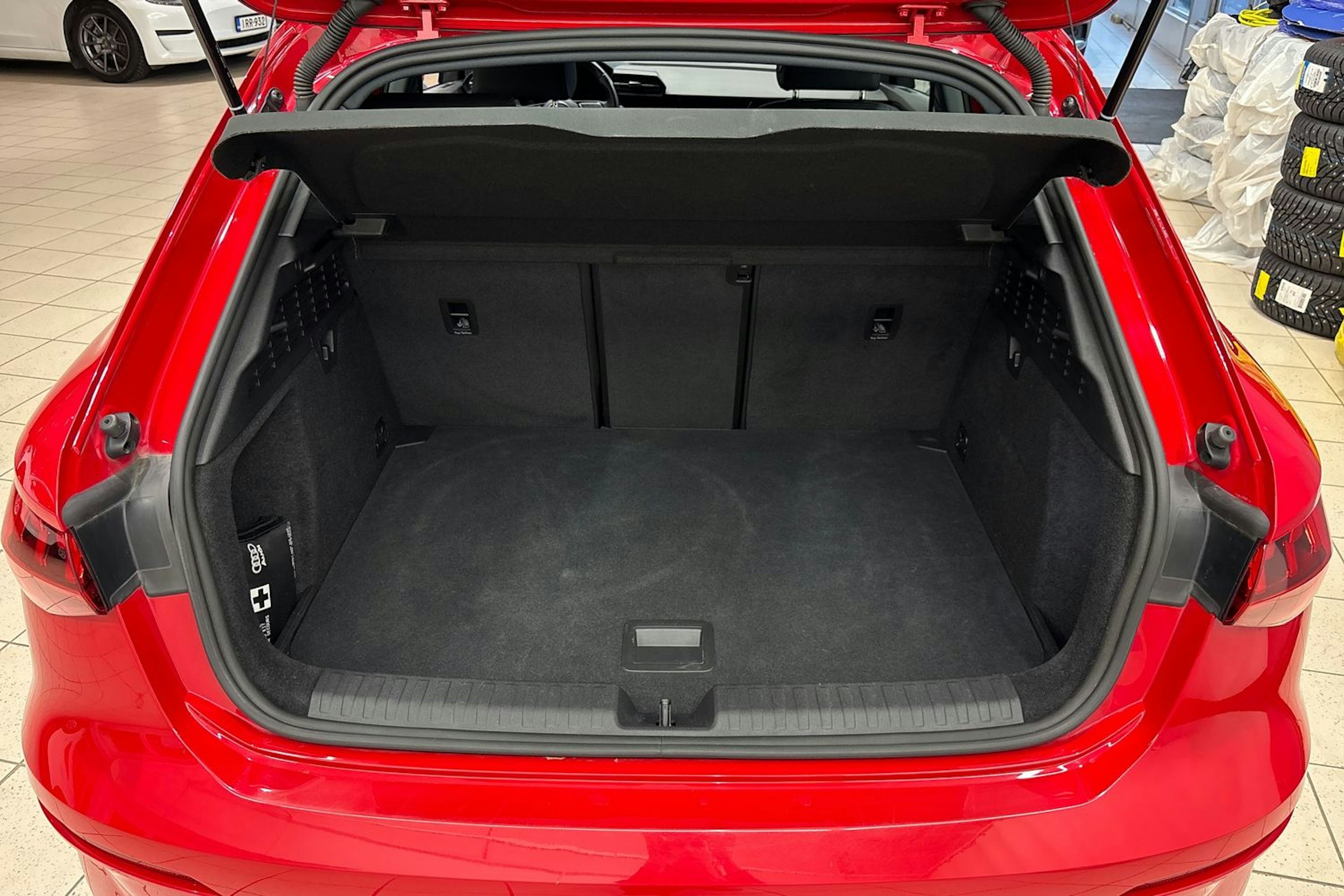 Punainen Audi A3 2023 kuva 17.