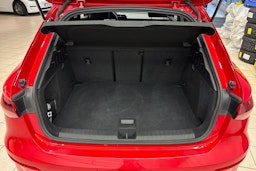 Punainen Audi A3 2023 kuva 17.