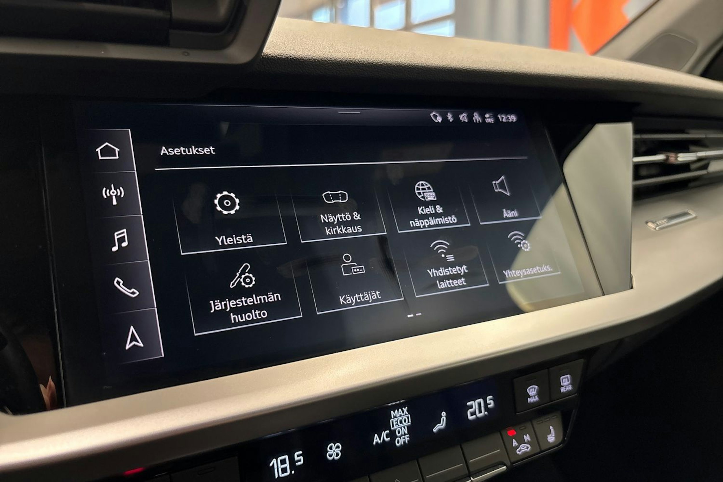 Punainen Audi A3 2023 kuva 19.