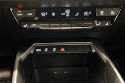 Punainen Audi A3 2023 kuva 28.