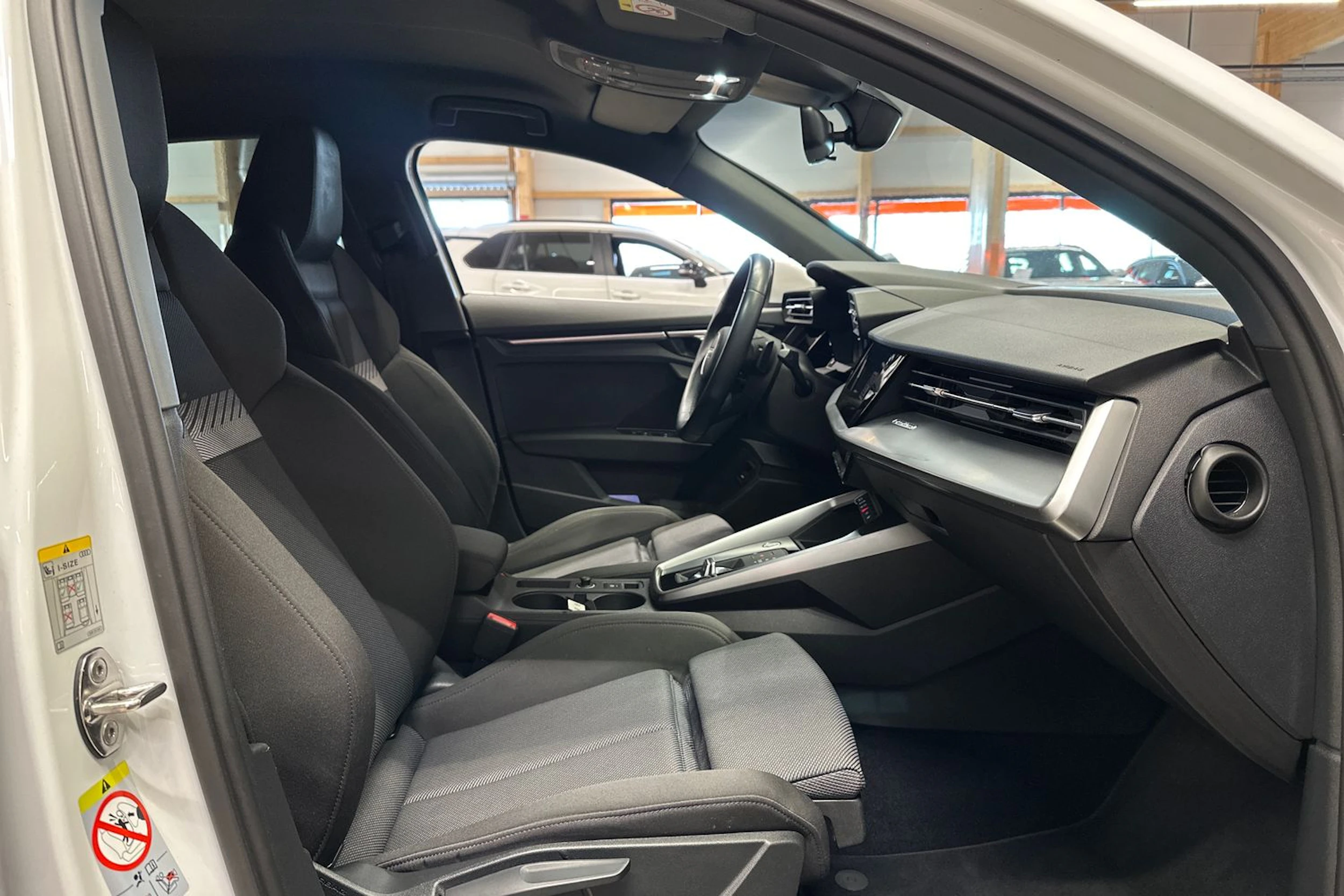 valkoinen Audi A3 2023 kuva 11.