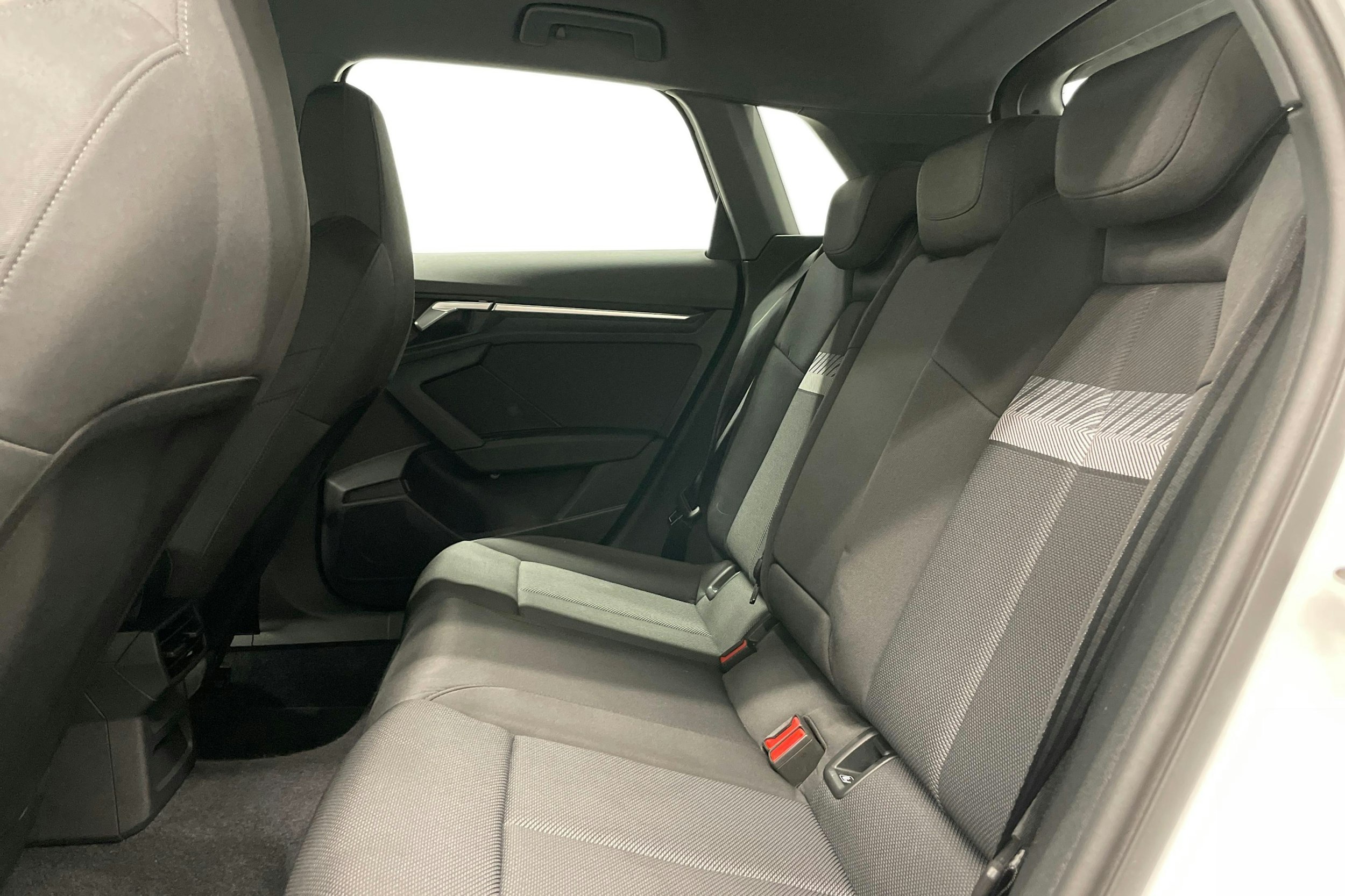 valkoinen Audi A3 2023 kuva 8.