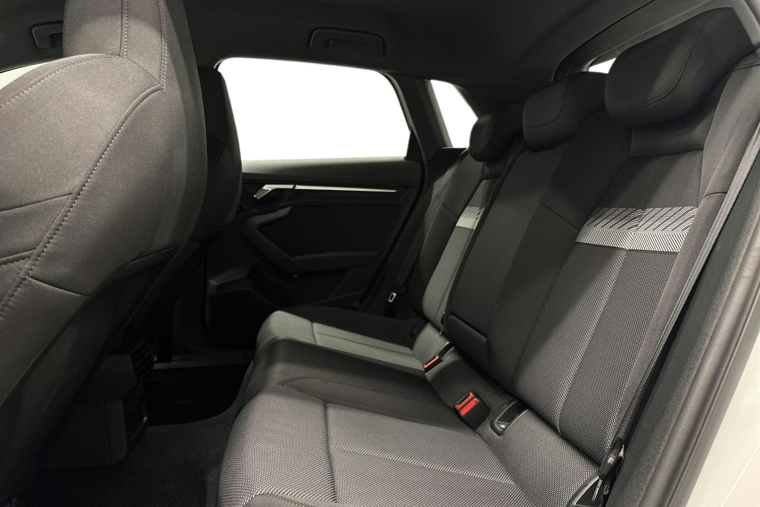valkoinen Audi A3 2023 kuva 10.