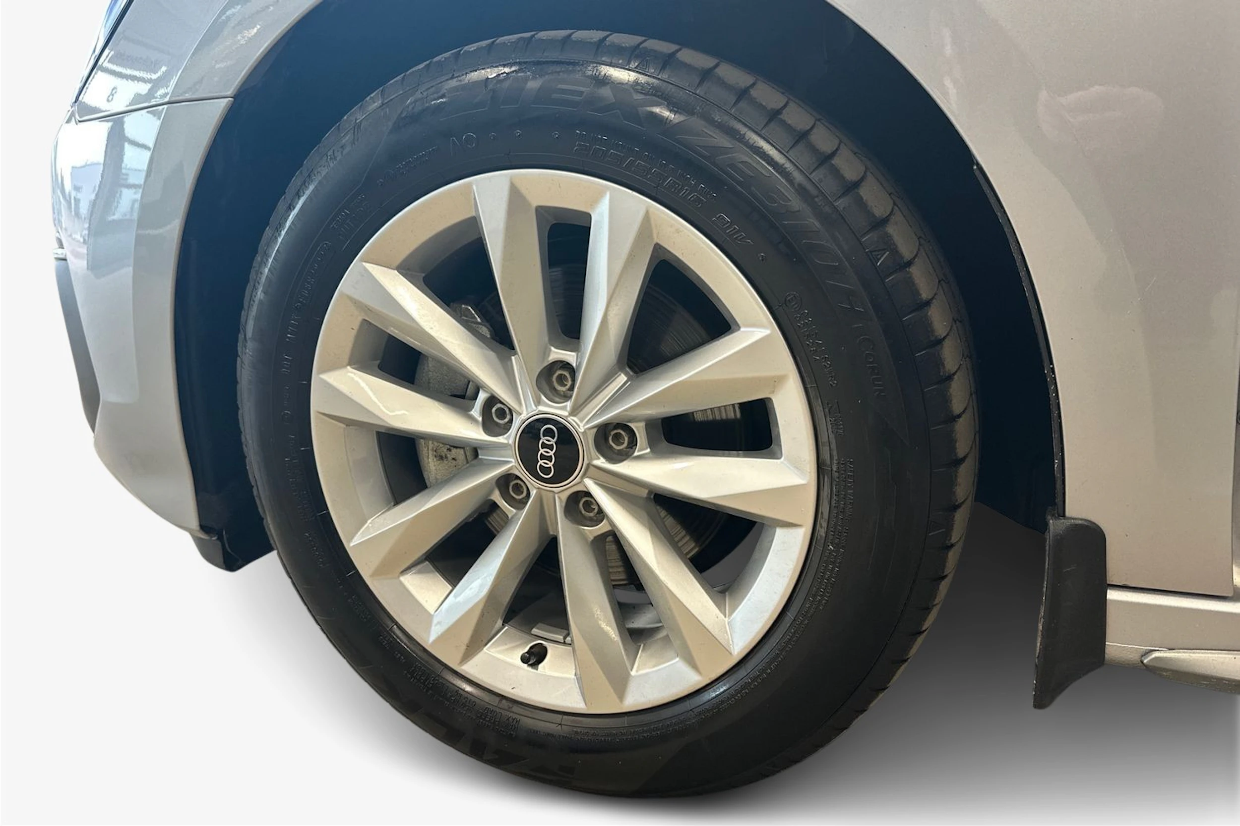 harmaa Audi A3 2023 kuva 9.