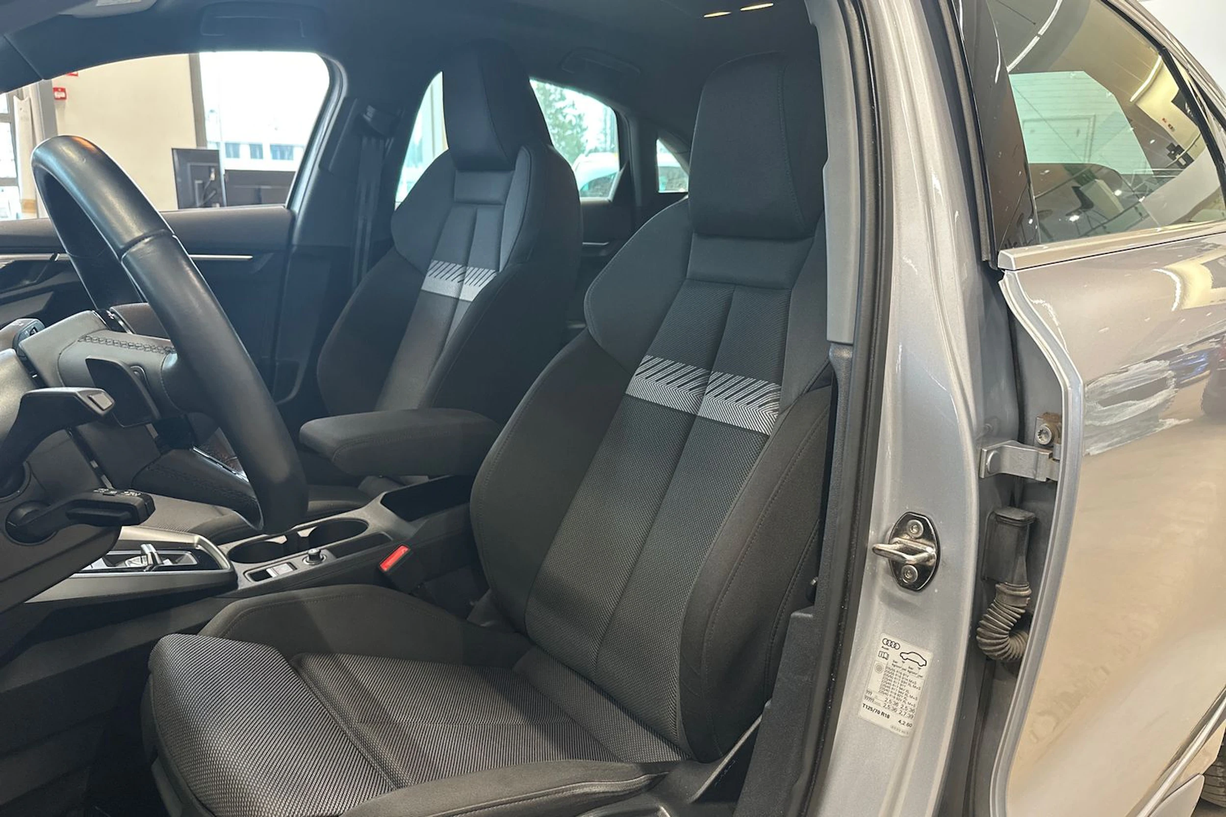 harmaa Audi A3 2023 kuva 11.