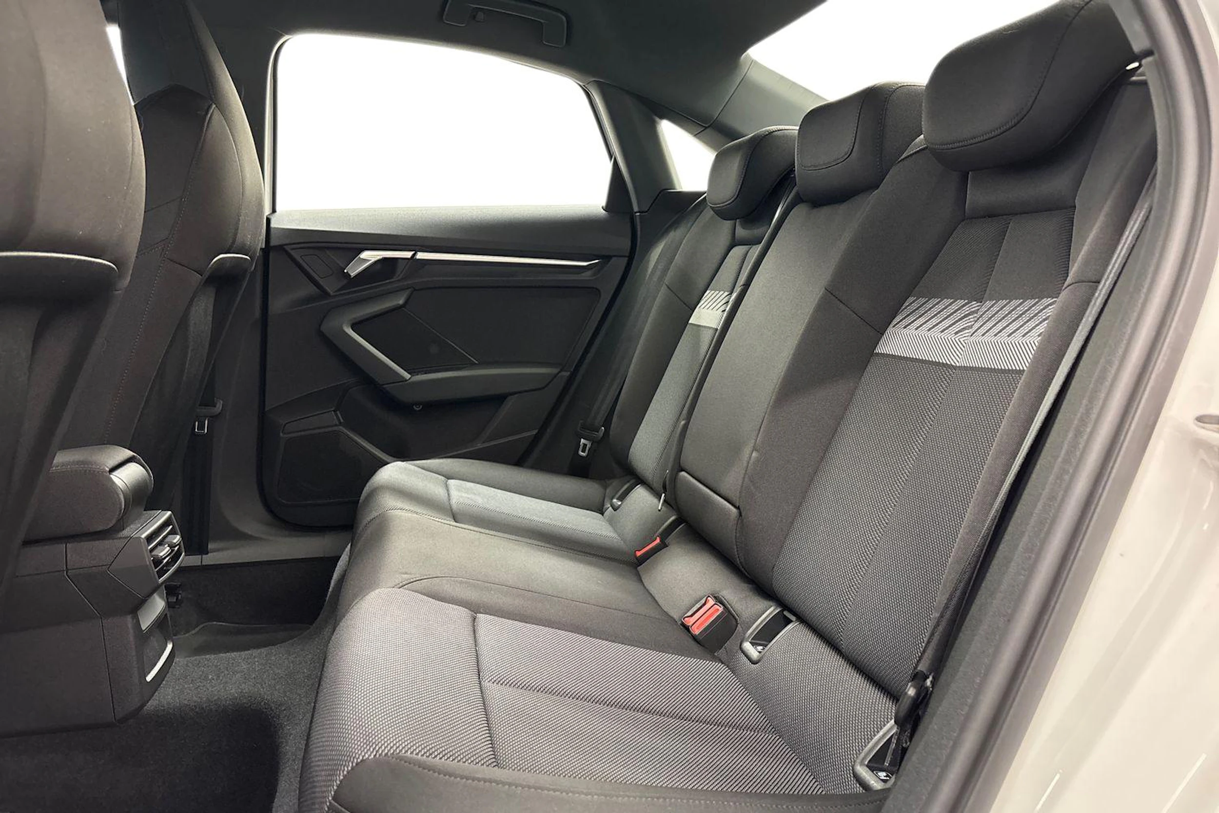 valkoinen Audi A3 2023 kuva 8.
