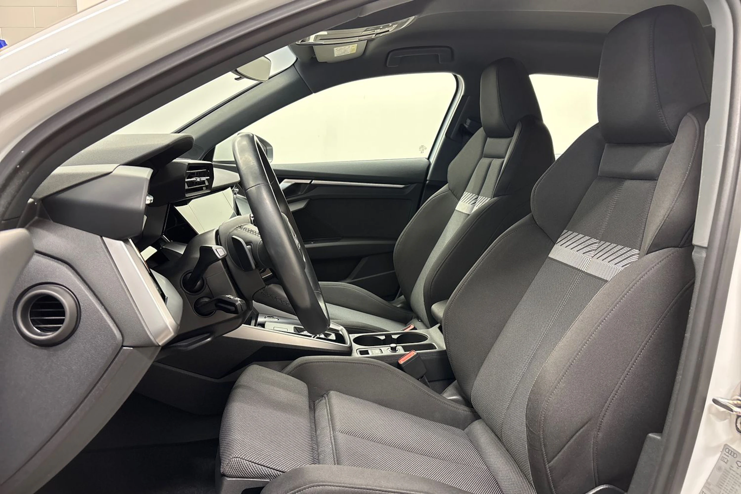 valkoinen Audi A3 2023 kuva 11.
